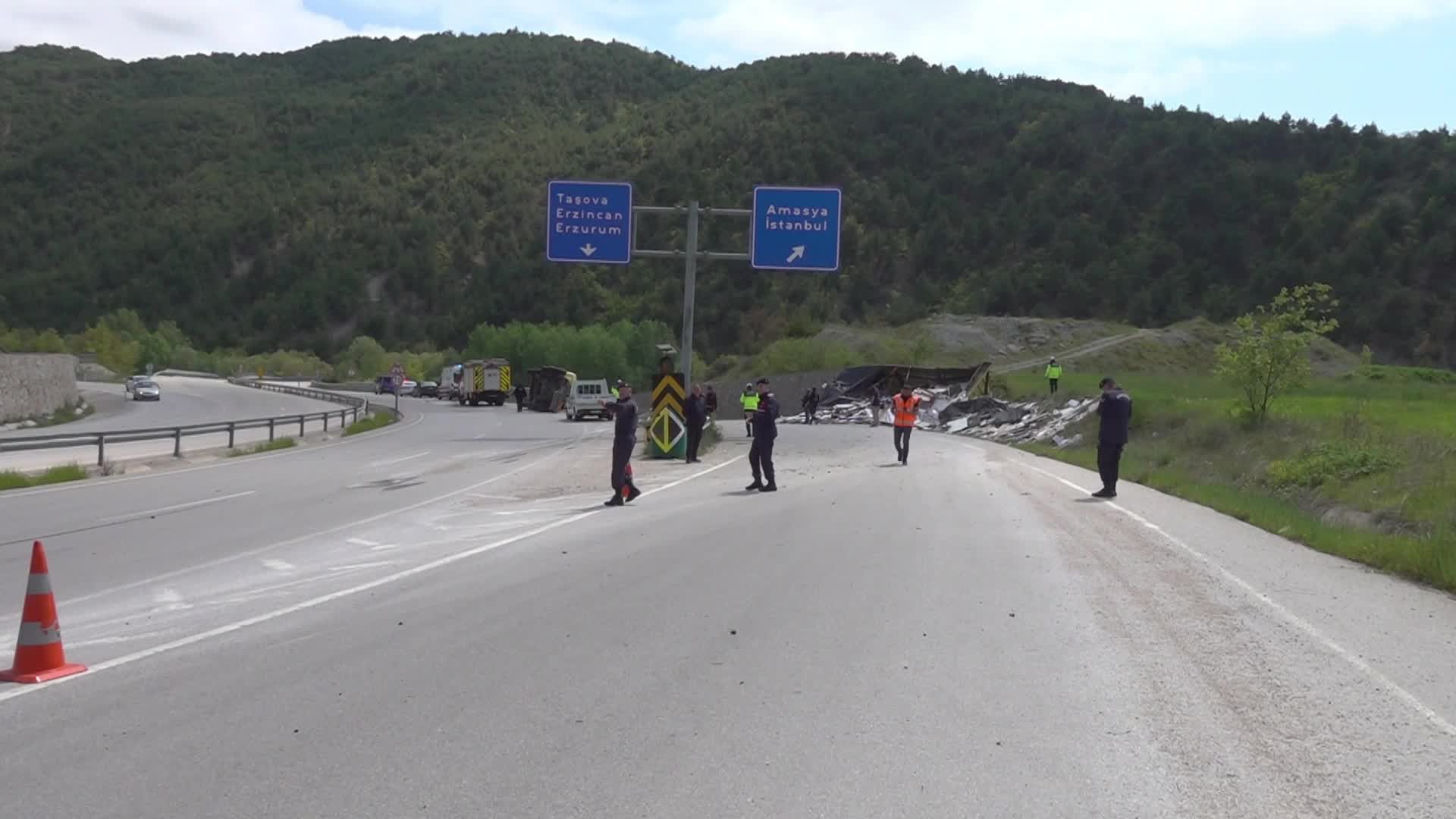 Amasya’da feci kaza: Kamyon sürücüsü hayatını kaybetti