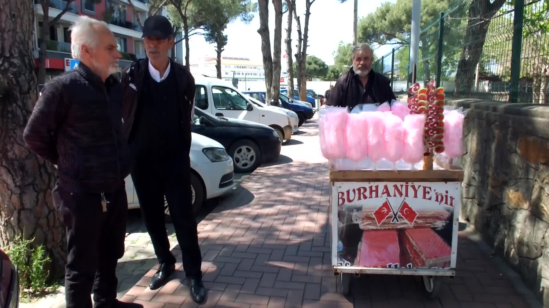 Burhaniyeli vatandaş babasının hayrı için öğrencilere pamuk şekeri dağıttı