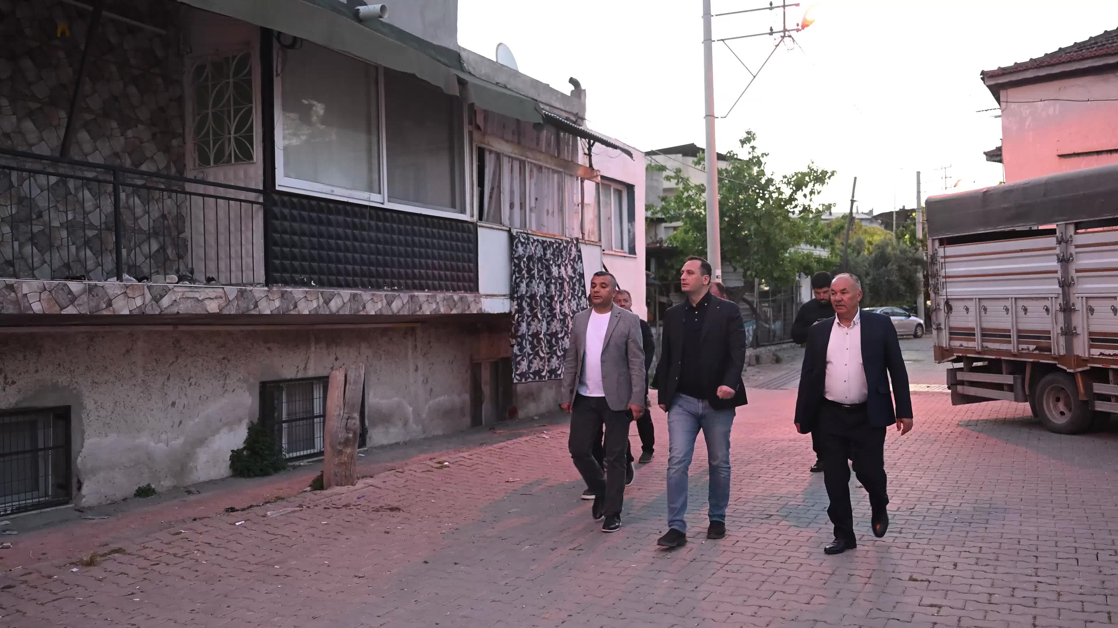 Bornova Belediye Başkanı Eşki, sabah mesaisine Egemenlik Mahallesi’nde başladı