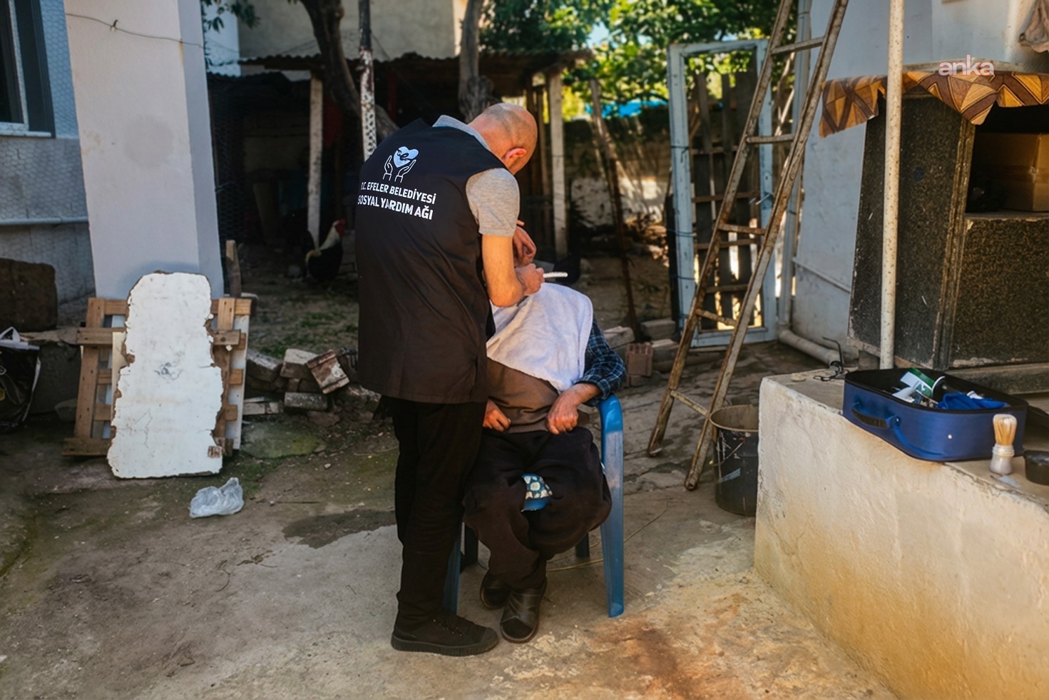 Efeler Belediyesi Sosyal Yardım Ağı ekiplerinden vatandaşlara evlerinde destek