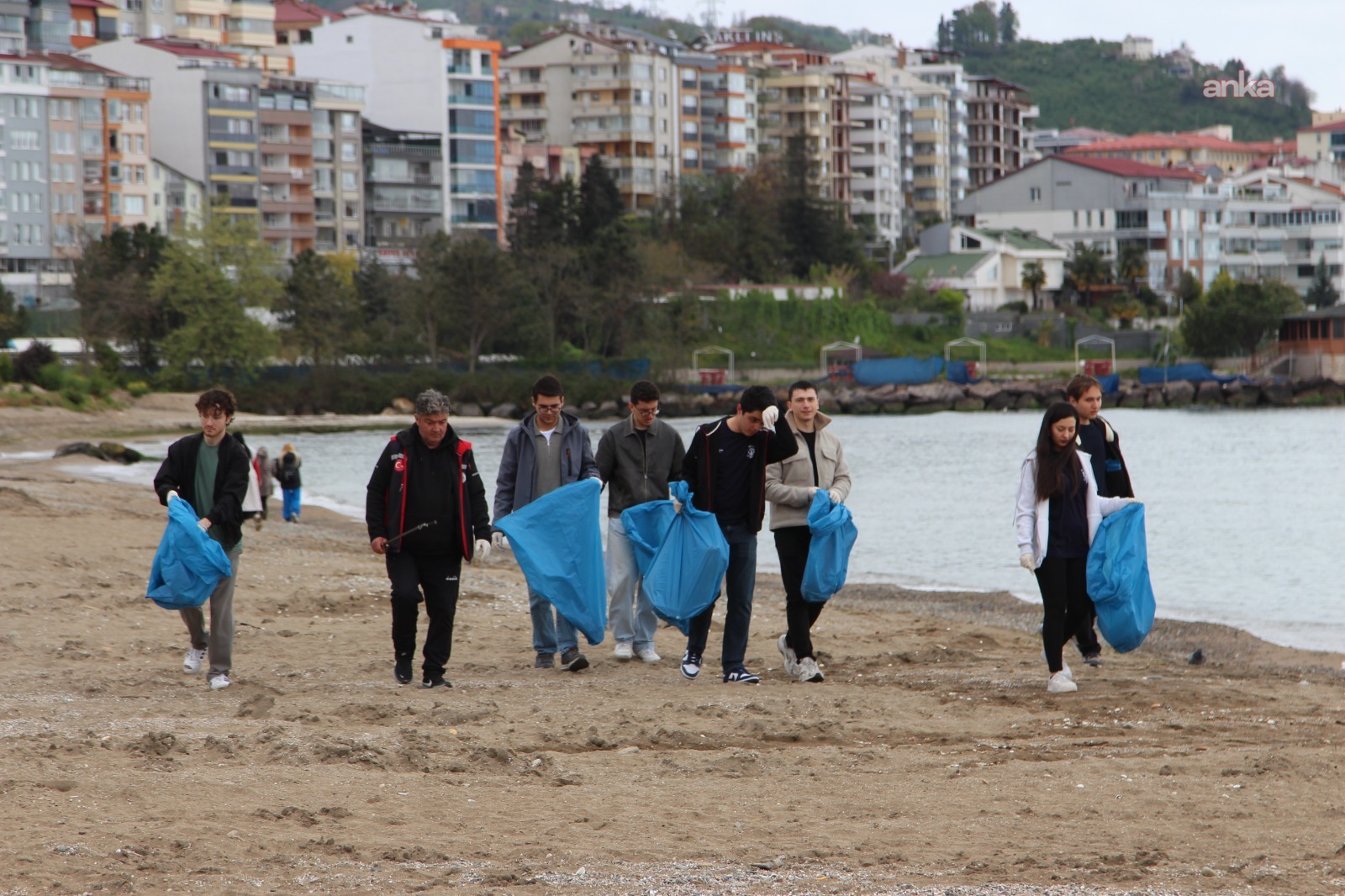 Giresun Belediyesi ile üniversite öğrencilerinden Plajlar Bölgesi’nde temizlik çalışması