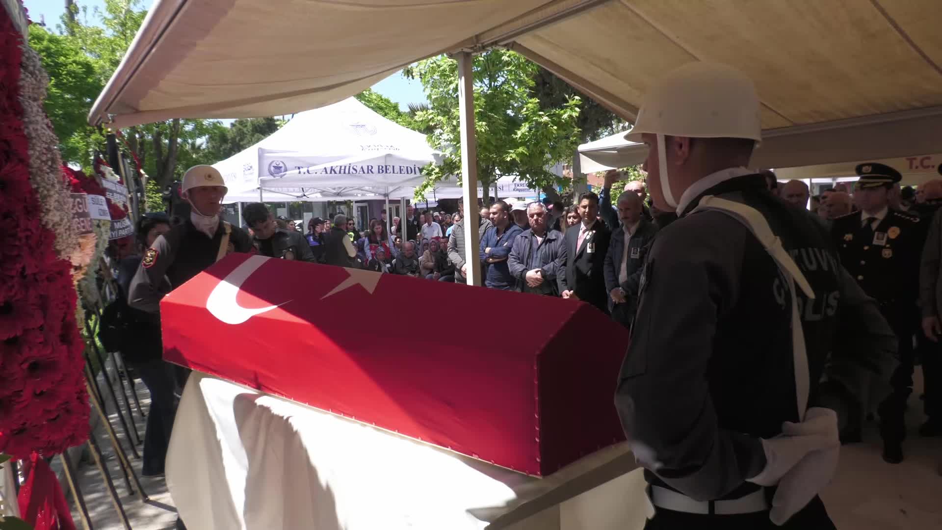 İzmir'deki kazada şehit olan polis memuru Serkan Hızlı, memleketi Akhisar’da son yolculuğuna uğurlandı