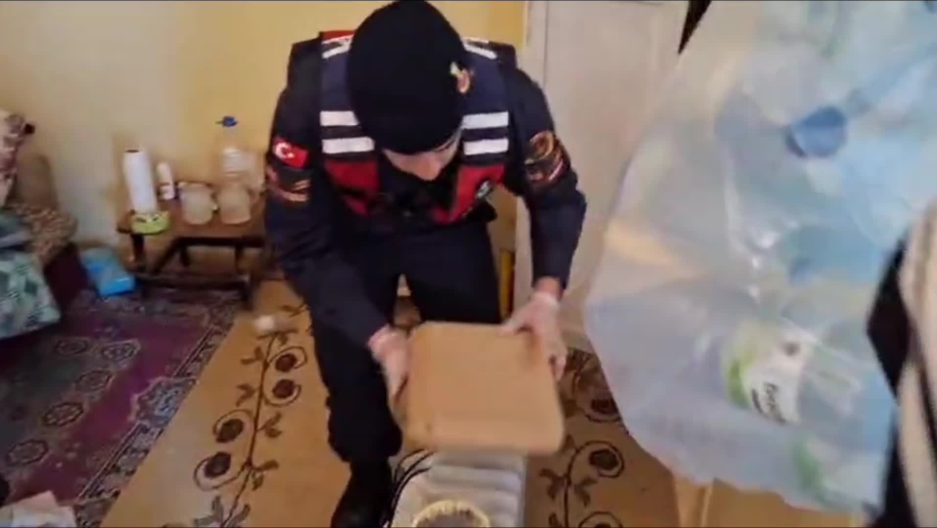 Yozgat'ta saksı ve pet bardakta uyuşturucu hammaddesi yetiştiren 3 kişi yakalandı