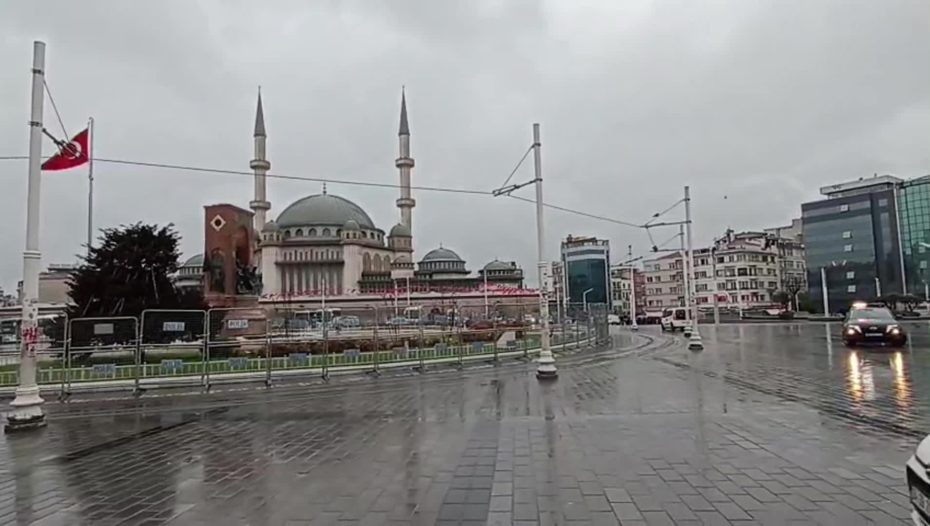 İstanbul'da 1 Mayıs yasakları gece yarısı açıklandı: Çok sayıda cadde ve sokak ulaşıma kapatıldı... Vapurların, motorların Avrupa yakasına yolcu taşıması yasaklandı