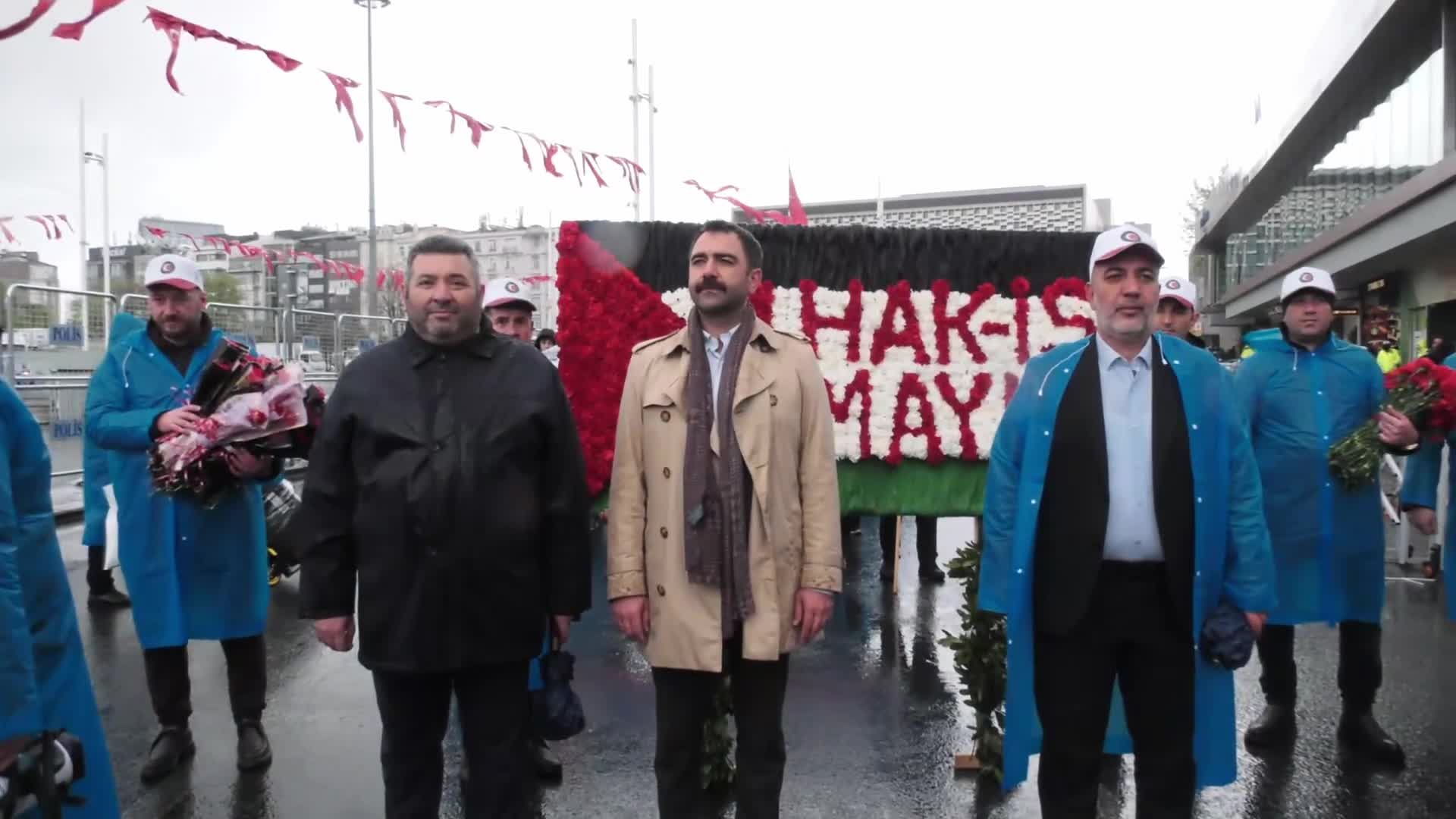 1 Mayıs Emek ve Dayanışma Günü... HAK- İŞ Taksim Cumhuriyet Anıtı’na çelenk bıraktı
