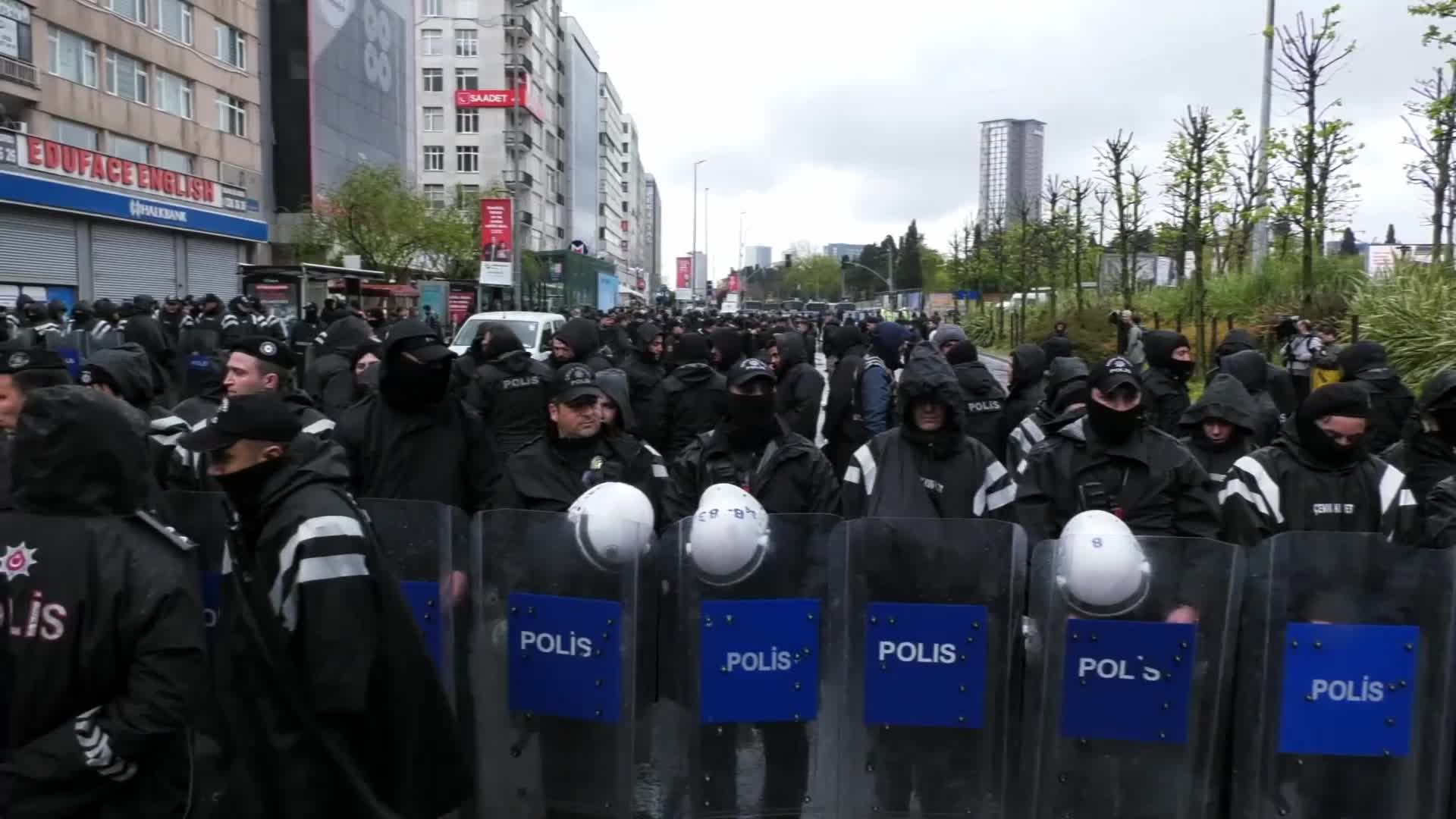 Mecidiyeköy'de 100'e yakın kişi gözaltına alındı