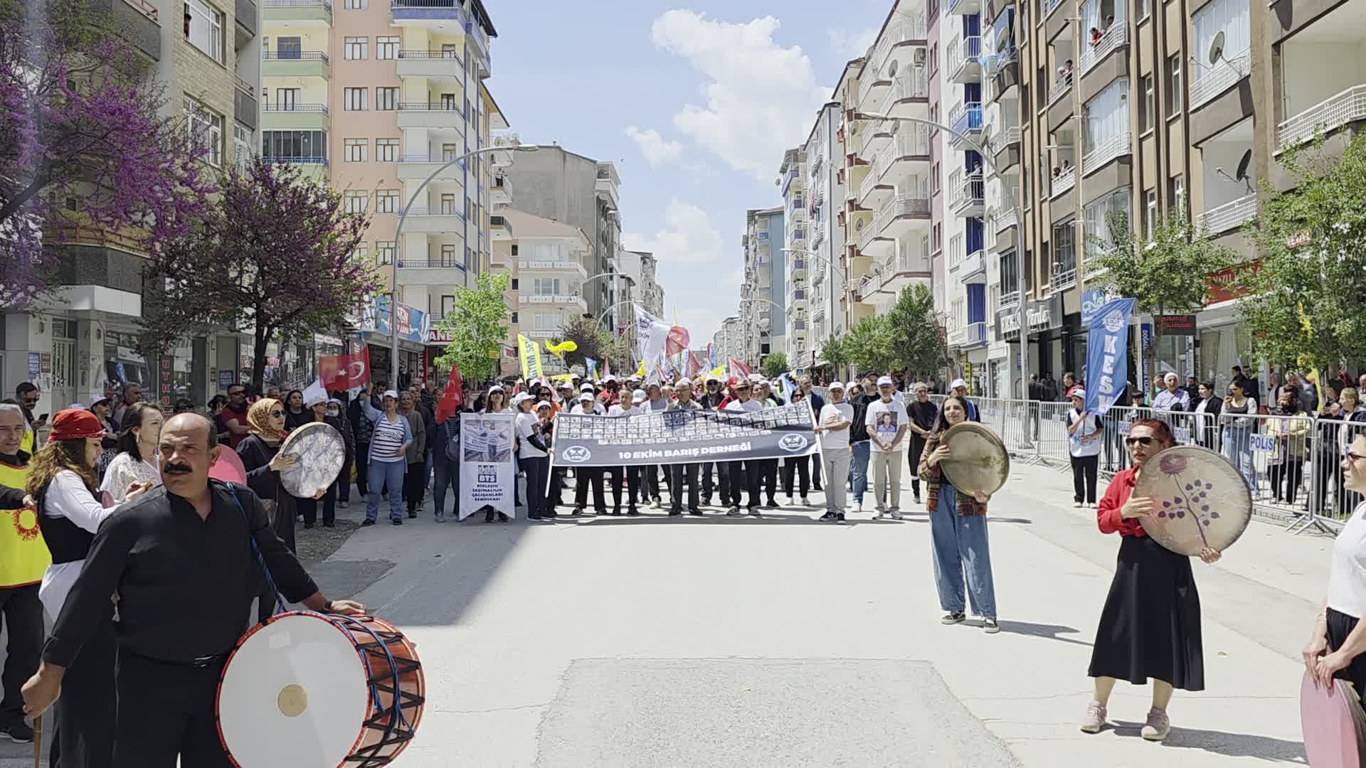 Malatya’da 1 Mayıs yürüyüşü başladı: “Emek ve Dayanışma Günü” kapsamında kortej miting alanına ilerliyor