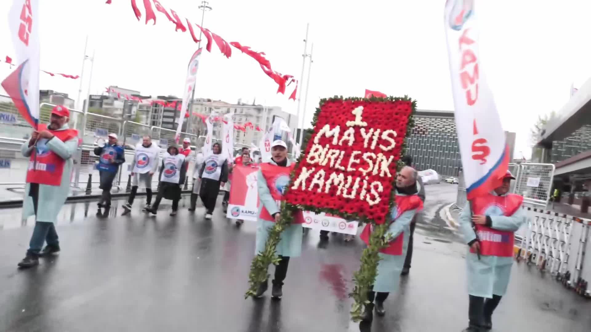 1 Mayıs Emek ve Dayanışma Günü... Birleşik Kamu-İş, Taksim Cumhuriyet Anıtı'na çelenk bıraktı