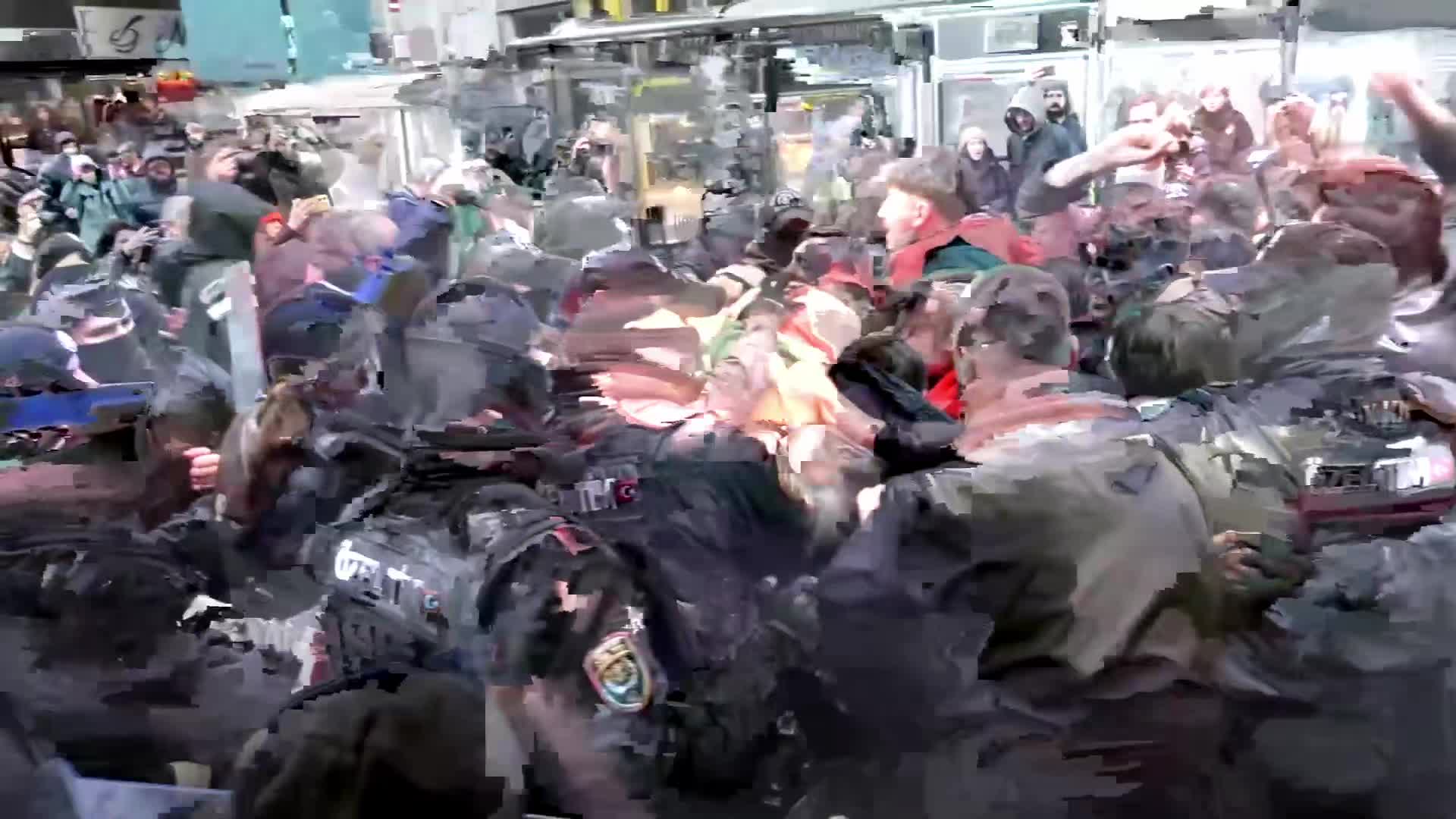 Taksim ve Mecidiyeköy'de 1 Mayıs ablukası...  Biber gazlı müdahaleye uğrayan Erkan Baş: İktidarın zorbalıklarını, baskıcılığını, iktidarın demokrasiyi, özgürlükleri daralttığını biliyoruz