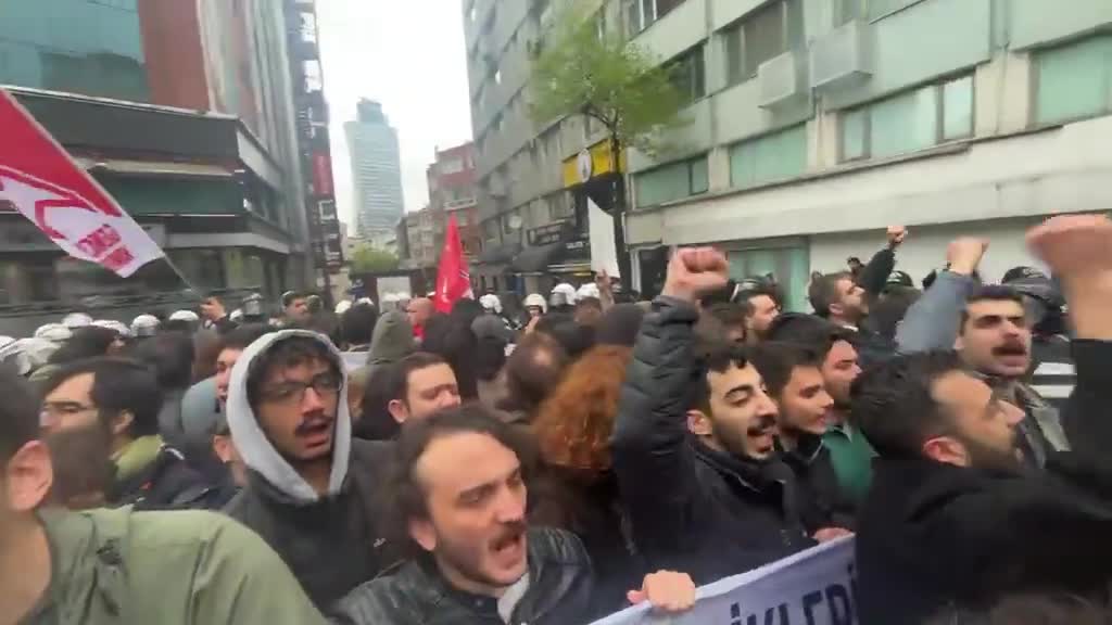 Taksim'e yürümek isteyen Devrim Partisi üyeleri Mecidiyeköy'de gözaltına alındı