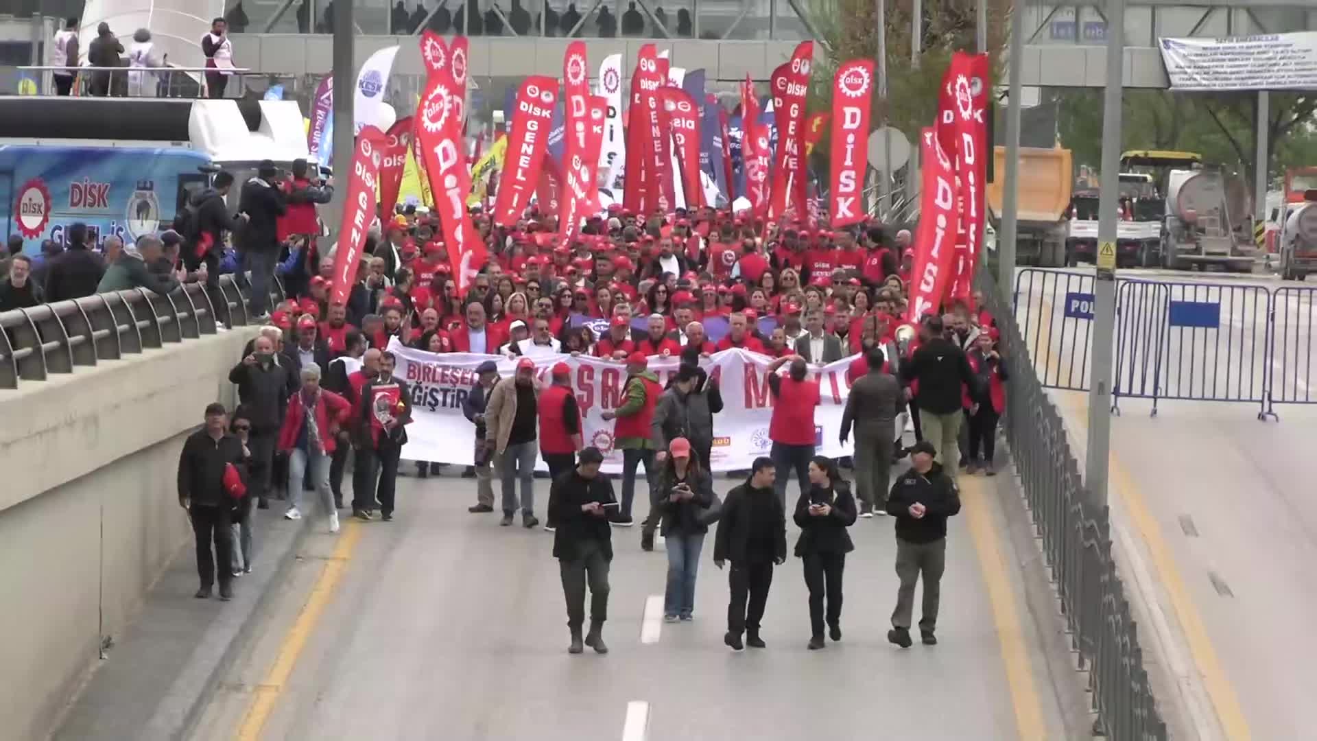 Ankara'daki 1 Mayıs kutlamaları... AKM önünde toplanan kortejler yürüyüşe geçti