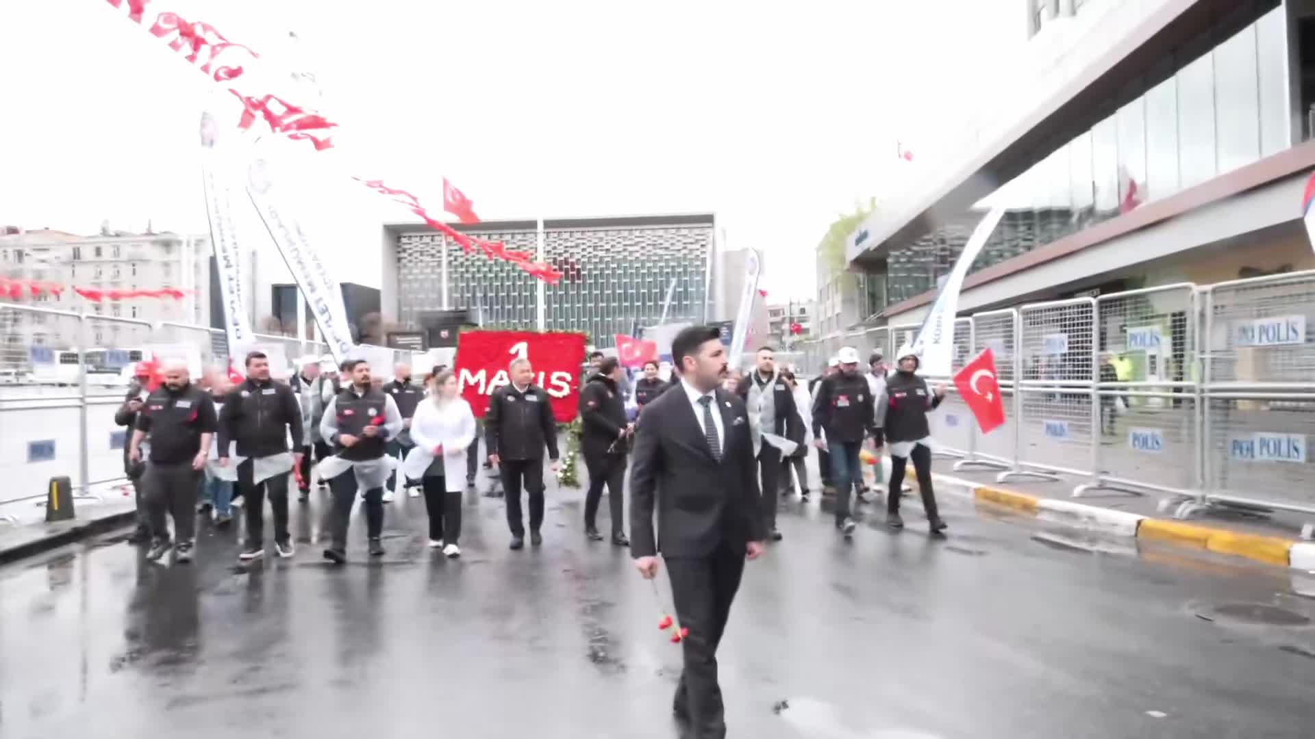 1 Mayıs Emek ve Dayanışma Günü... Devlet Memurları Konfederasyonu: "Memur ve emekli maaşlarına acilen yüzde 30 oranında refah payı verilmeli"