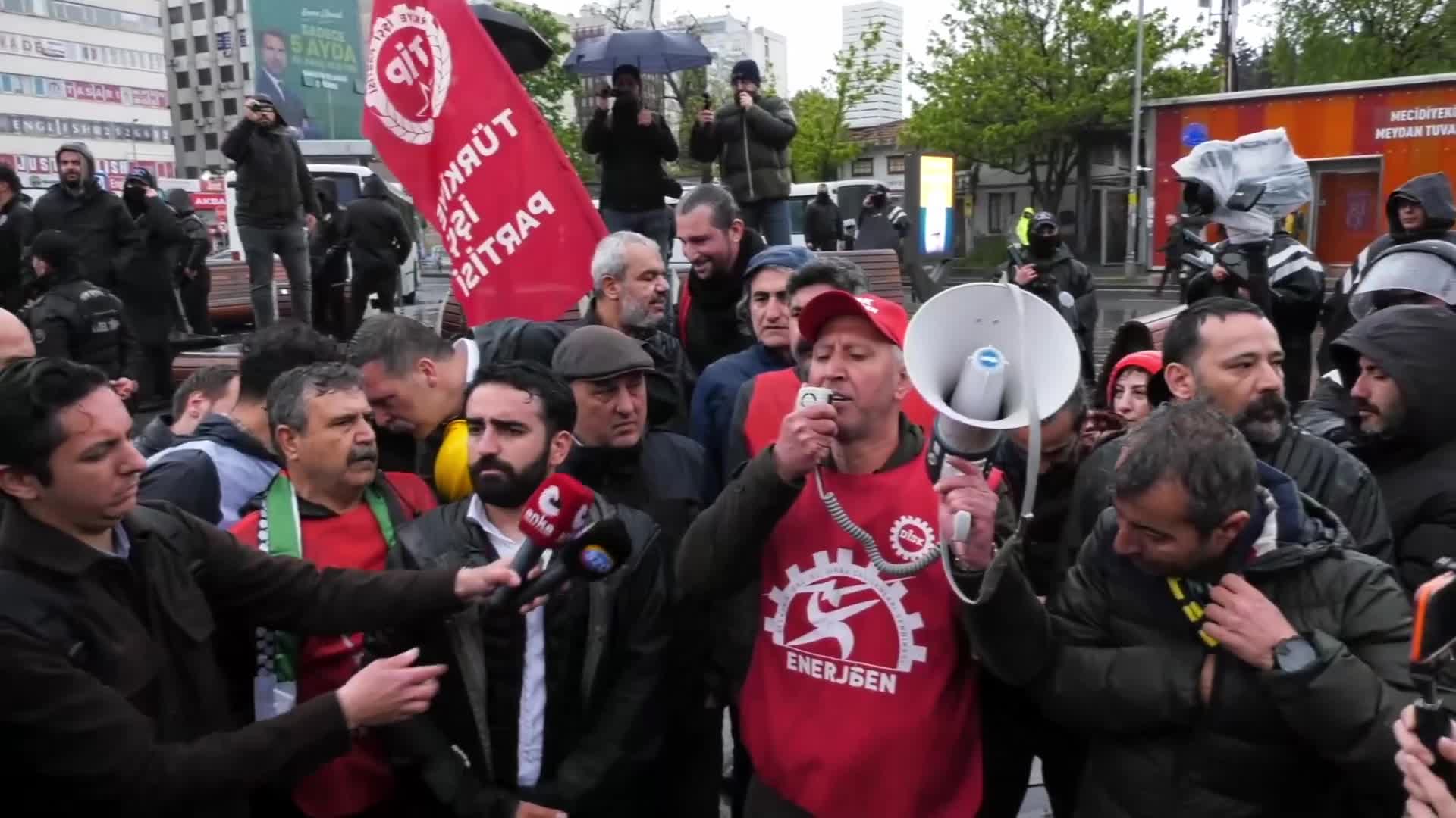 Mecidiyeköy’deki ablukada konuşan Erkan Baş: “Emekçiler güçlerini birleştirdiğinde karşımızda durabilecek hiçbir iktidar, yasak, barikat yoktur”
