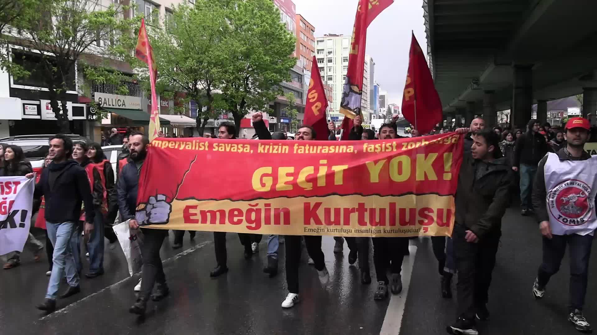Mecidiyeköy'de 1 Mayıs ablukası... Taksim'e yürümeye çalışan gruplara biber gazlı müdahale anları