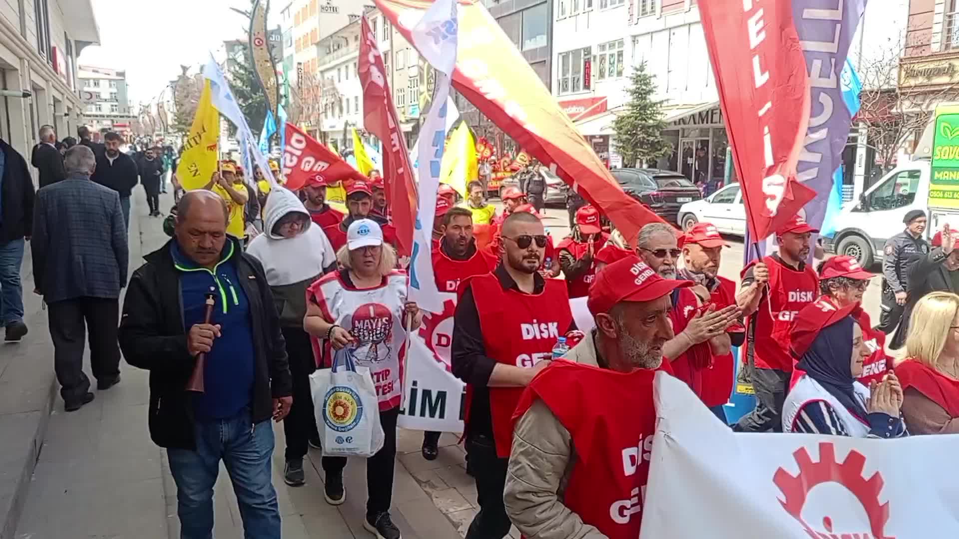 Kars Emek ve Demokrasi Güçleri, 1 Mayıs'ı Tren Garı Meydanı'nda kutladı