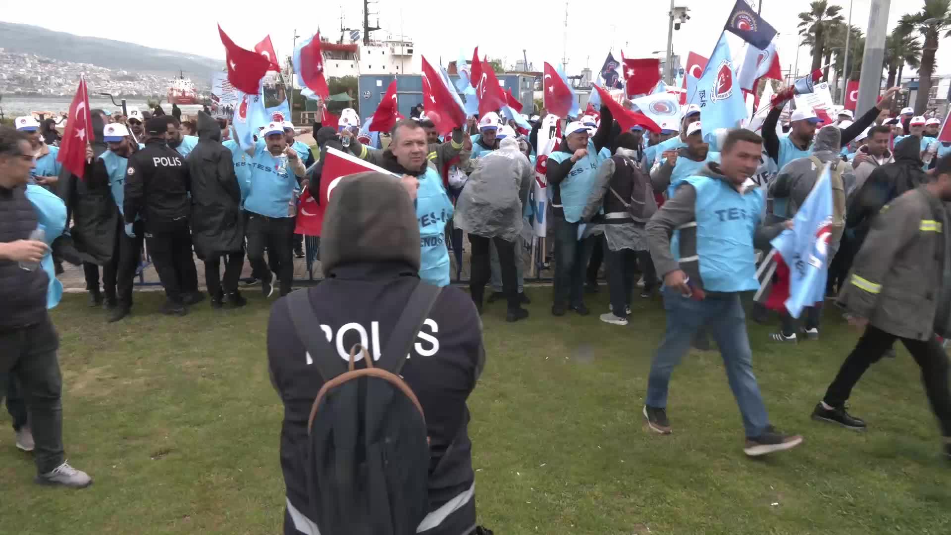 Binlerce emekçi 1 Mayıs’ta Gündoğdu Meydanı’nı doldurdu... DİSK Ege Bölge Temsilcisi Gümüştekin: "Bu ülkenin geleceğini biz kuracağız”