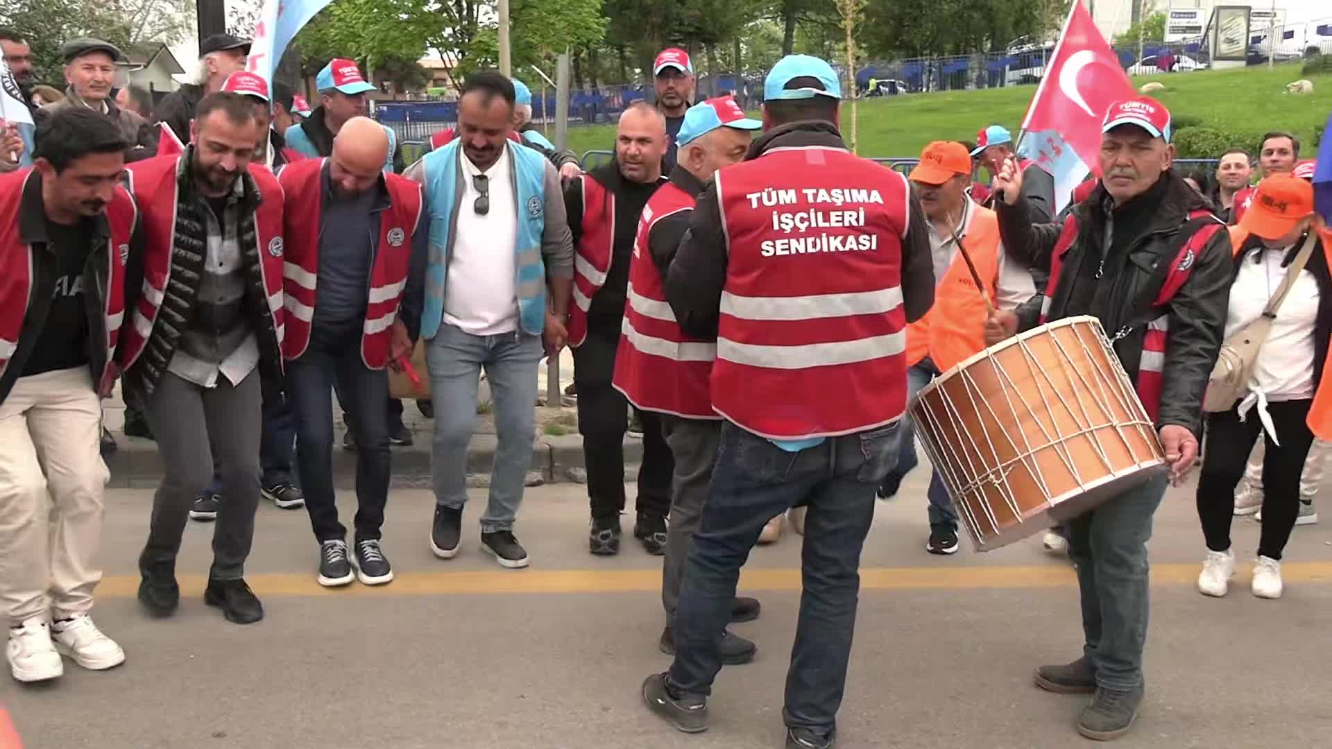 1 Mayıs Emek ve Dayanışma Günü... Ankara'da binlerce vatandaşın katılımıyla kutlandı