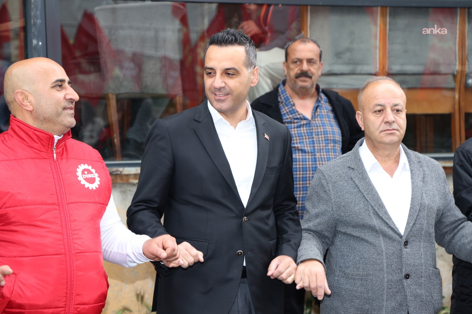 Çiğli’de 1 Mayıs coşkusu: Belediye Başkanı Yıldız çalışanlarla halay çekti