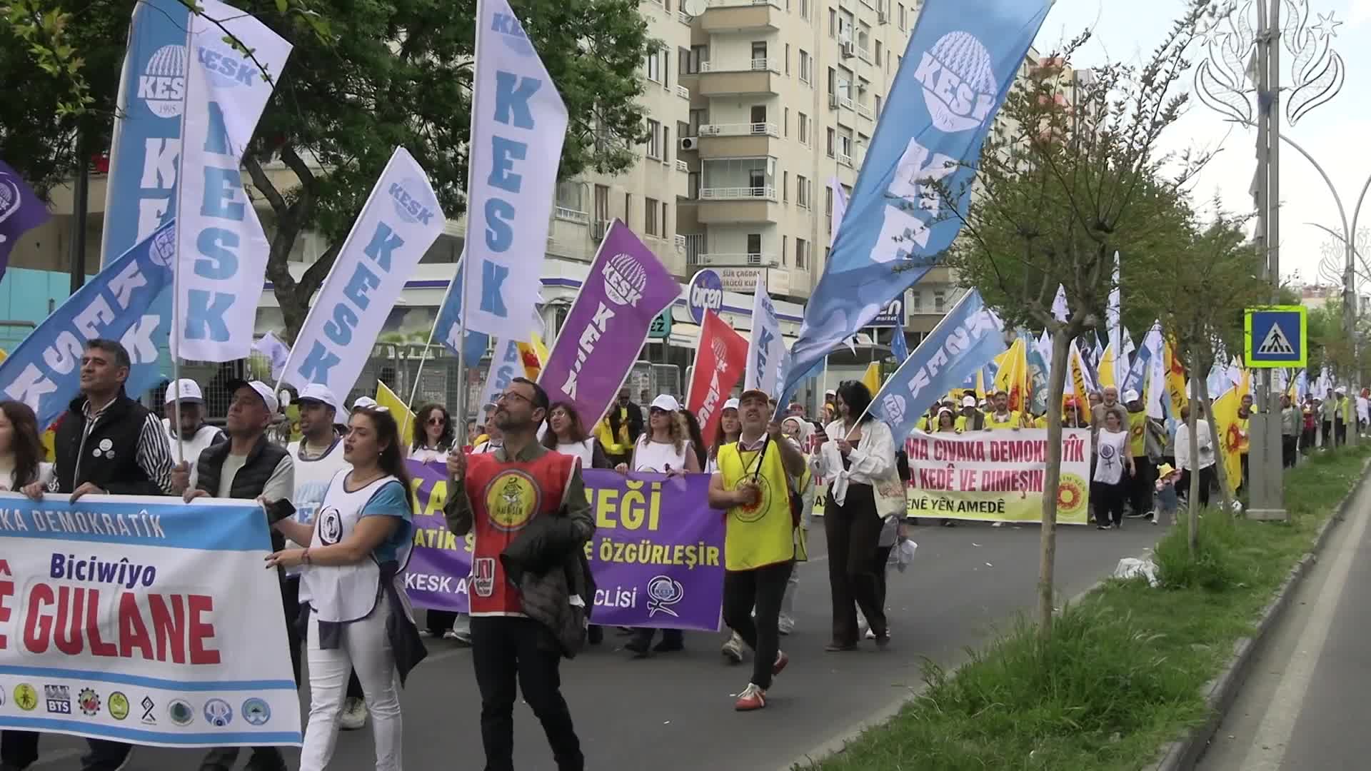 Diyarbakır’da 1 Mayıs kutlamaları... DBP Eş Genel Başkanı Uçar: Devletin ‘Terörsüz Türkiye’ söylemi sadece Kürt Mahallesi'nde bırakıyor bu süreci"
