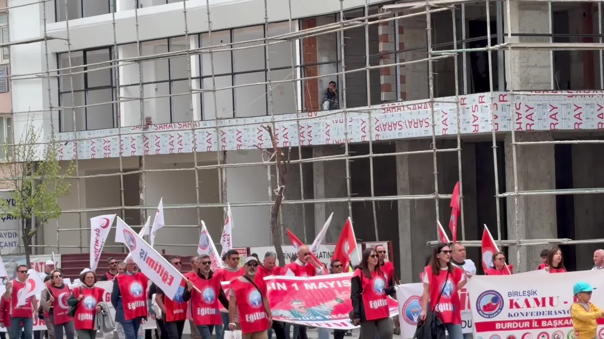 Burdur’da 1 Mayıs’ta inşaatta çalışan işçiler konuştu: Kazandığım hiçbir para yetmiyor, bu yüzden tatil demeden çalışmak zorundayım