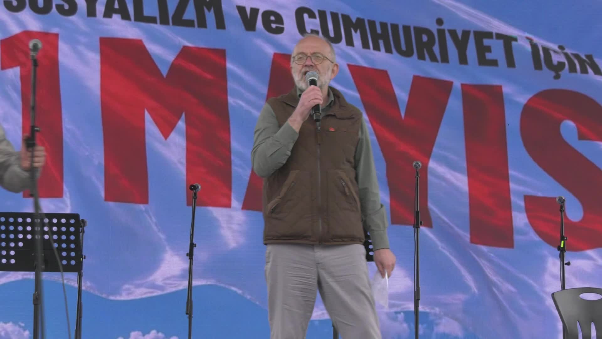 1 Mayıs Emek ve Dayanışma Günü...  TKP'nin Kartal mitingi: Bu düzen yok etmedik hiçbir şey bırakmadı, madem öyle biz de bu düzeni yok edeceğiz