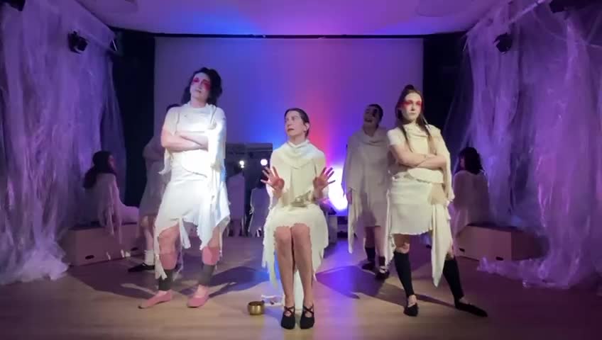 Berlin’de feminist kadınlar tiyatro grubu Divan’ın “İN MİR” oyunu sahnelendi