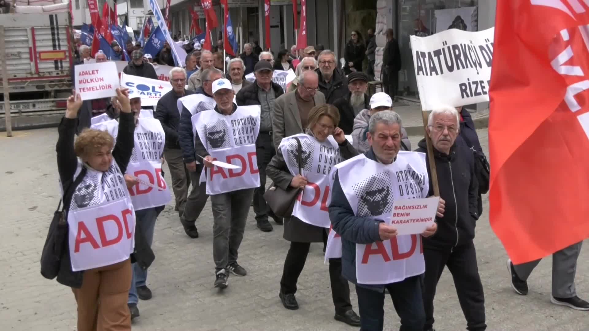 Rize'de 1 Mayıs kutlamalarında emekliler isyan etti: Artık Yeter geçinemiyoruz
