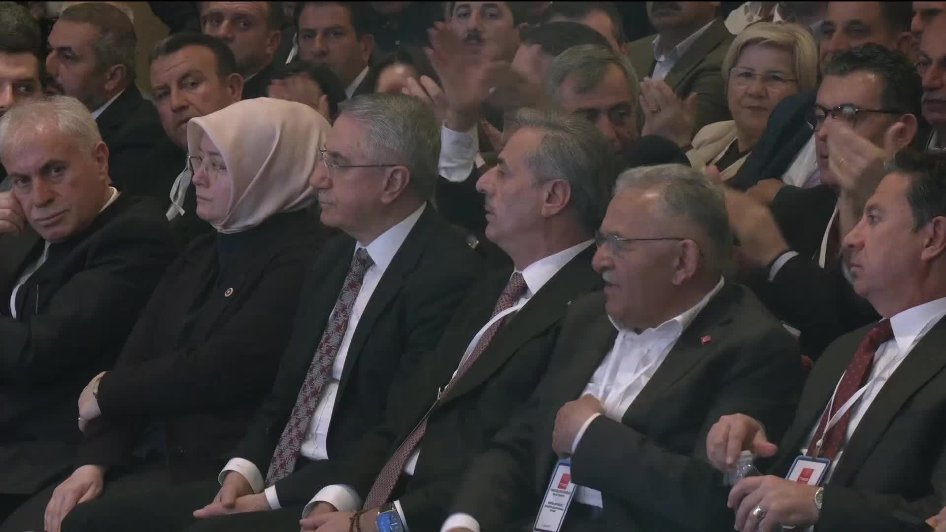 Türkiye Belediyeler Birliği'nin seçimli toplantısında İmamoğlu'nun mesajının okunduğu sırada arbede çıktı