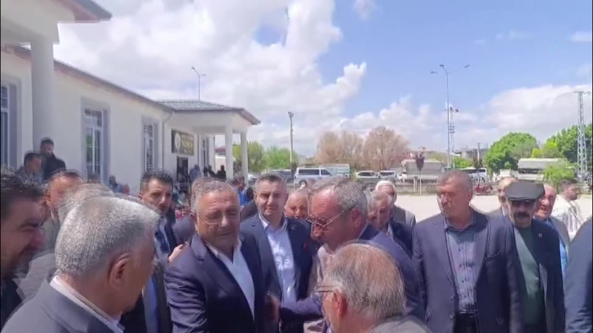Sezgin Tanrıkulu Iğdır'da esnaf ve vatandaşları ziyaret etti