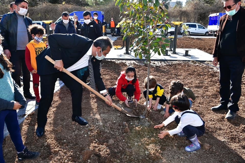 PARK, ÇUKUROVA BELEDİYESİ'NDEN; FİDANLAR, VATANDAŞTAN