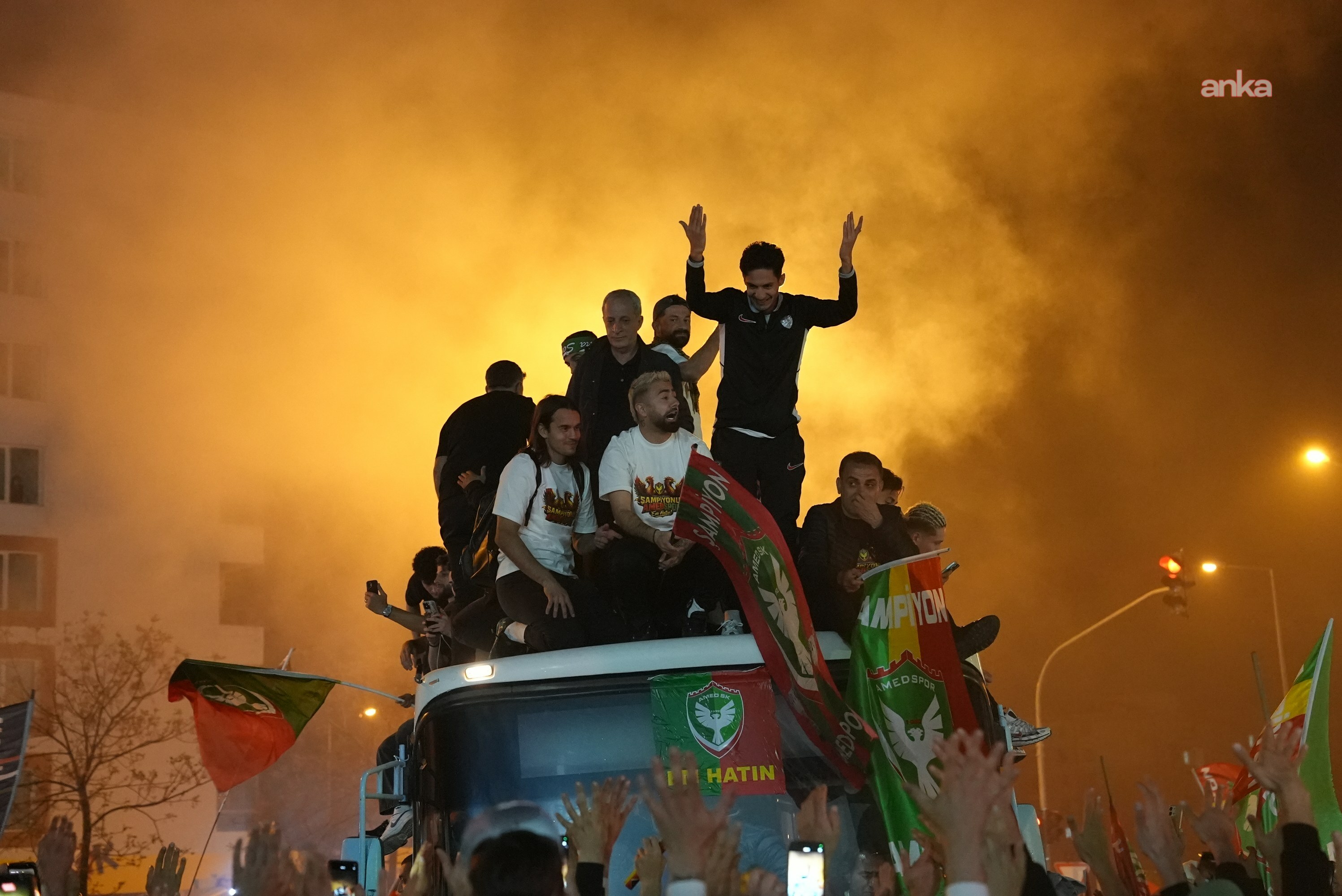 Amedspor Süper Lig’de… Diyarbakır Valiliği: Kutlamalarda 11 kişi yaralandı, 10 şüpheli gözaltında