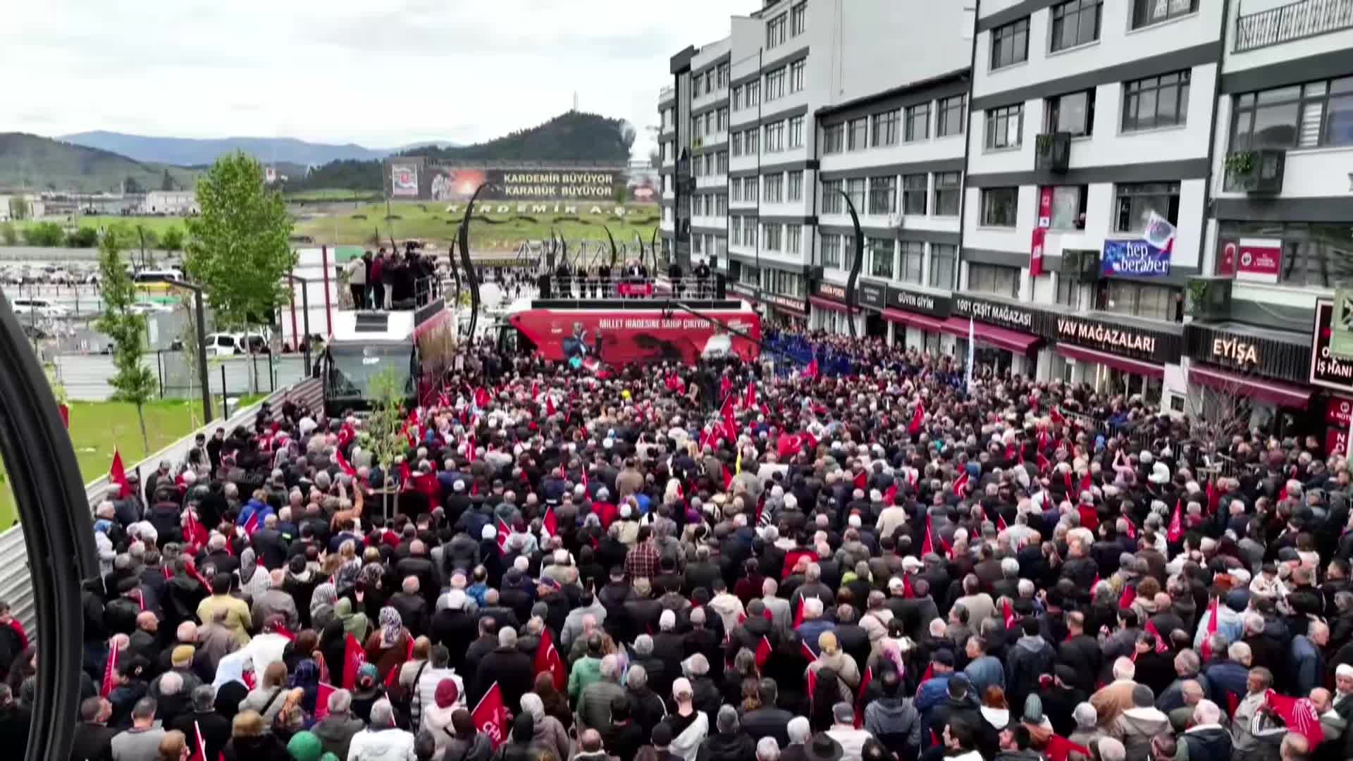 CHP'nin "Millet İradesine Sahip Çıkıyor" mitingi... Özgür Özel: "Biz bu ülkeyi ayrıştıran, bölen değil; birleştiren, Türkiye'nin kurucu iradesiyiz"