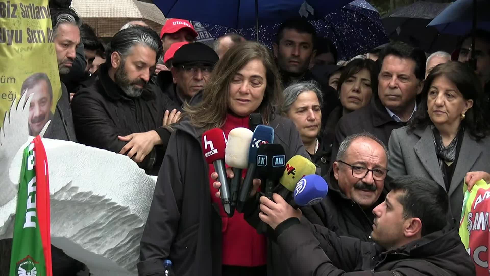 Sırrı Süreyya Önder ölümünün 1’inci yılında mezarı başında anıldı... Bakırhan: "Söz veriyoruz barışı mutlaka bu ülkeye hep birlikte getireceğiz"