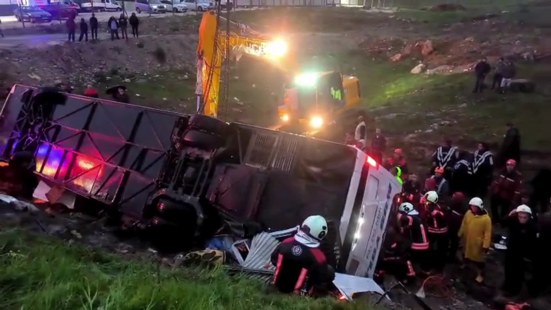Malatya-Adıyaman karayolunda yolcu otobüsü şarampole devrildi: 4 ölü, 15 yaralı