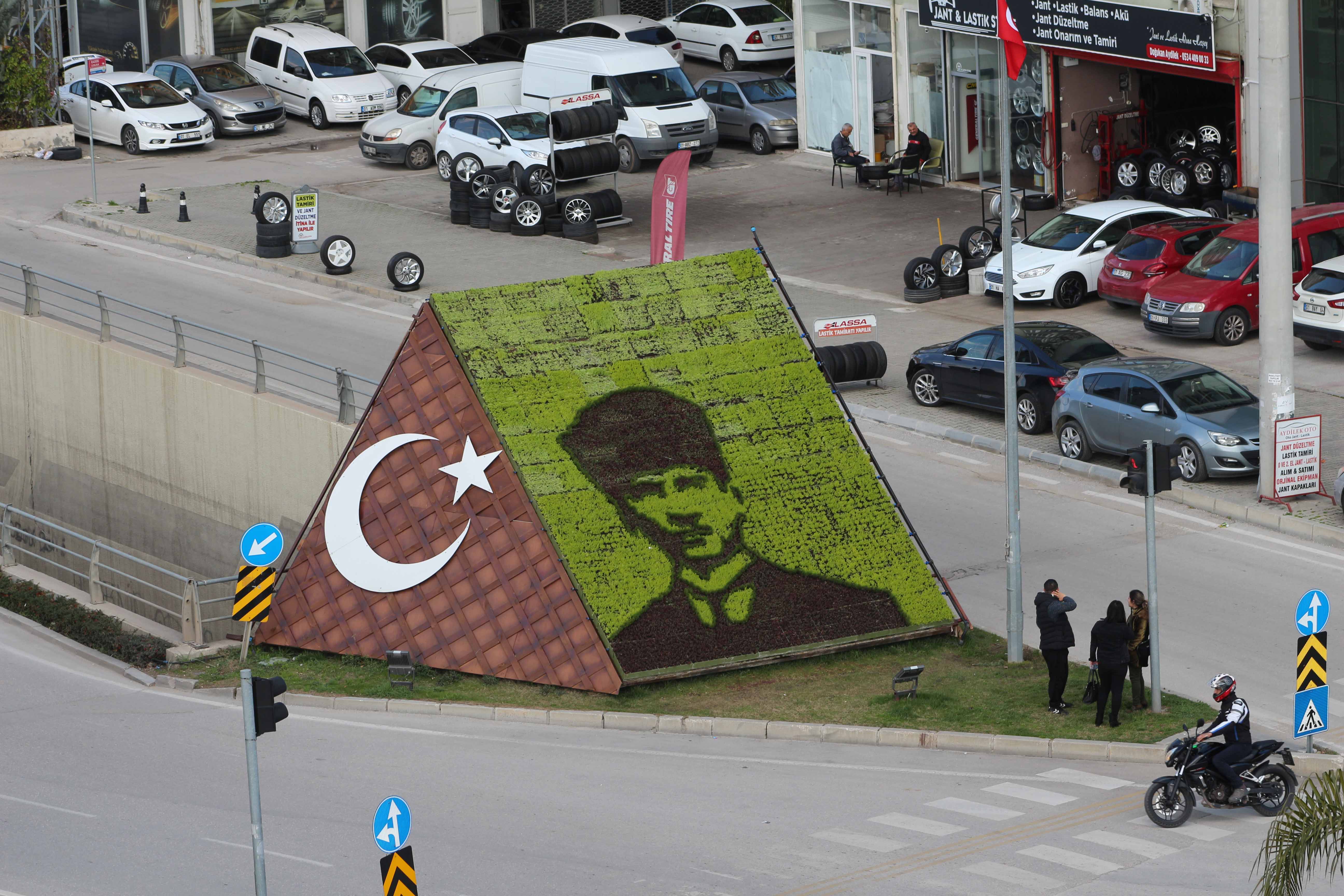 ADANA'DA DİKEY BAHÇEDE MUSTAFA KEMAL ATATÜRK PORTRESİ