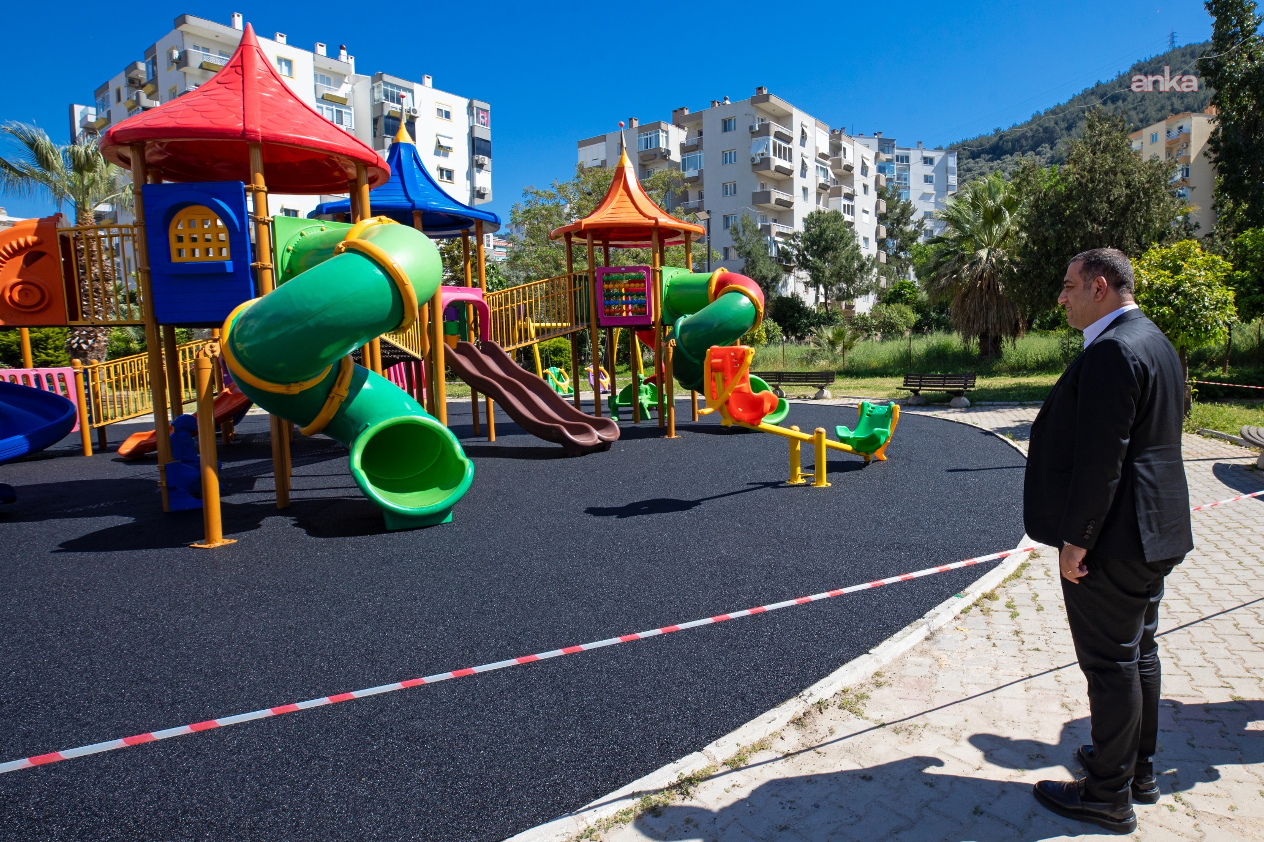 Narlıdere'de oyun parkı zeminleri yenileniyor