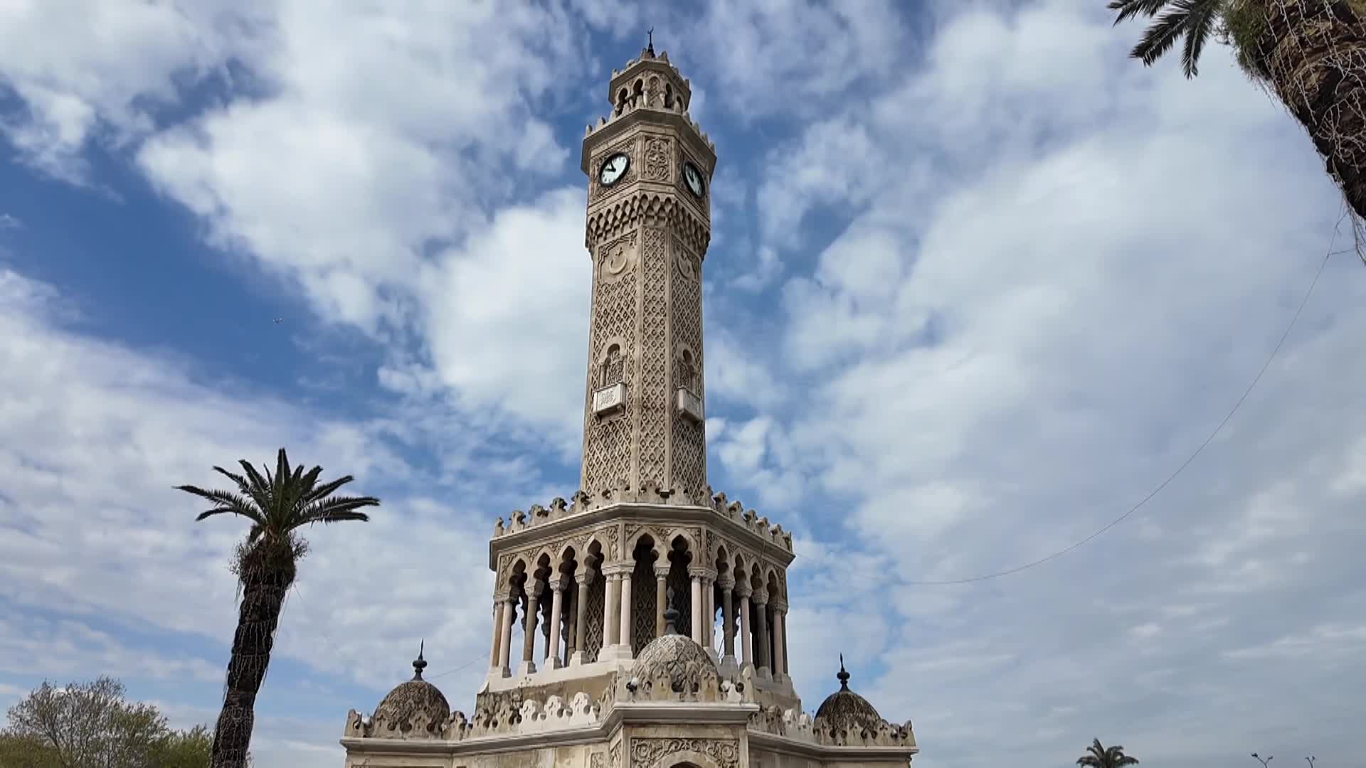 İzmirliler, Konak Belediyesi'nin "Kültürel Miras Gezileri" ile kenti keşfediyor