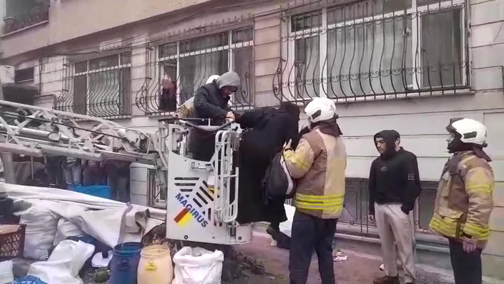 Fatih'te yangında mahsur kalan 8 kişi kurtarıldı