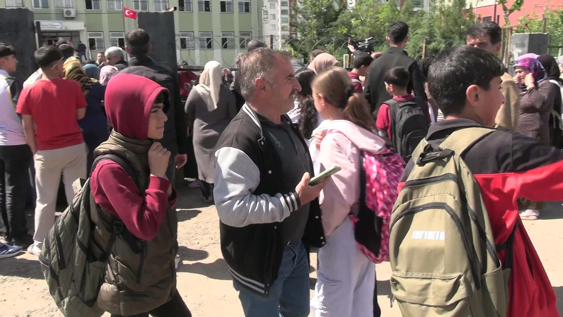 Diyarbakır’da okul yakınında silahla havaya ateş açılması paniğe neden oldu... Öğrenciler okuldan tahliye edildi