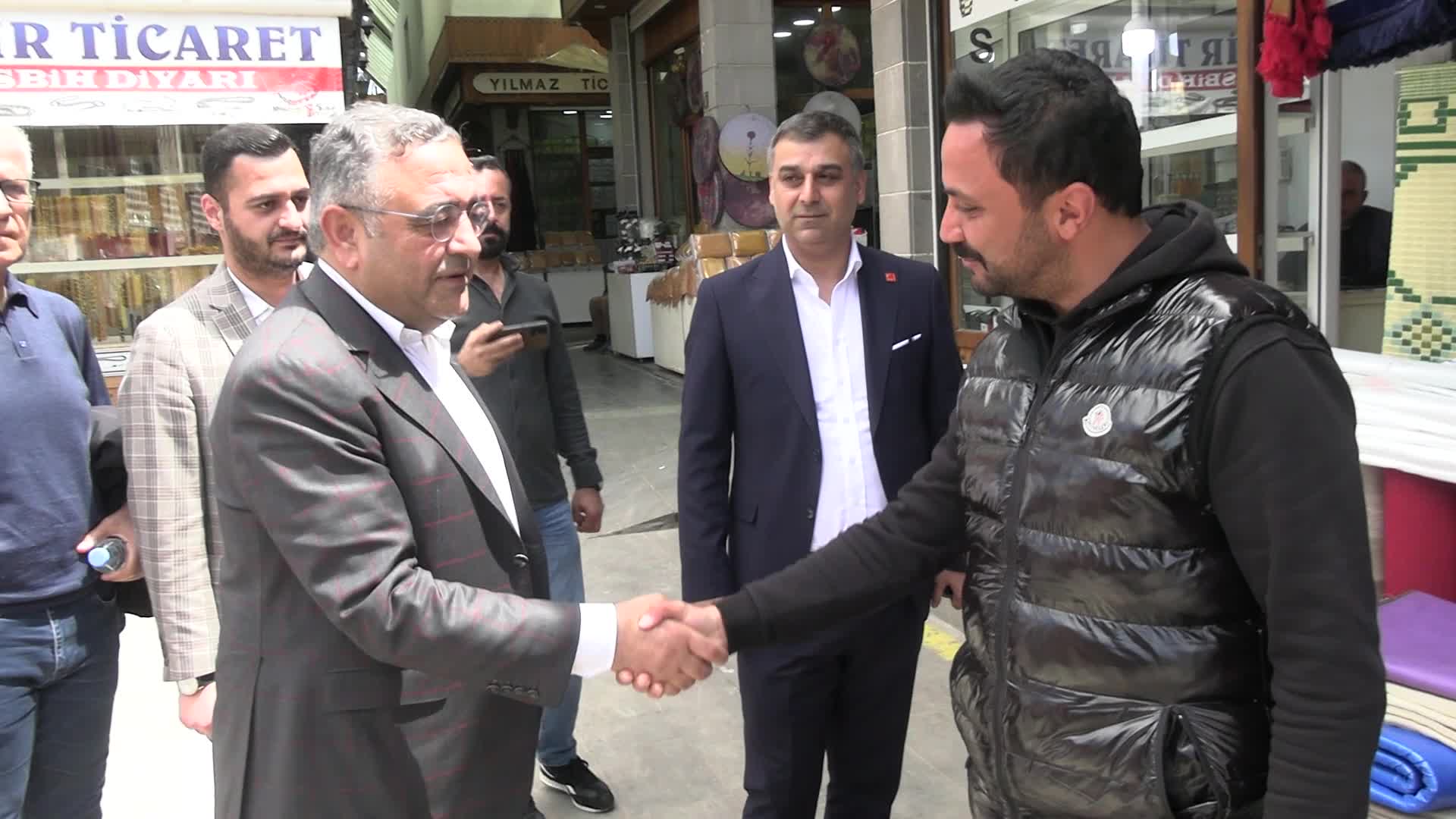 CHP 81 ilde sahaya indi… Diyarbakır’da esnafı ziyaret eden Tanrıkulu: Çarşının enflasyonu yüzde 70’in de üzerinde
