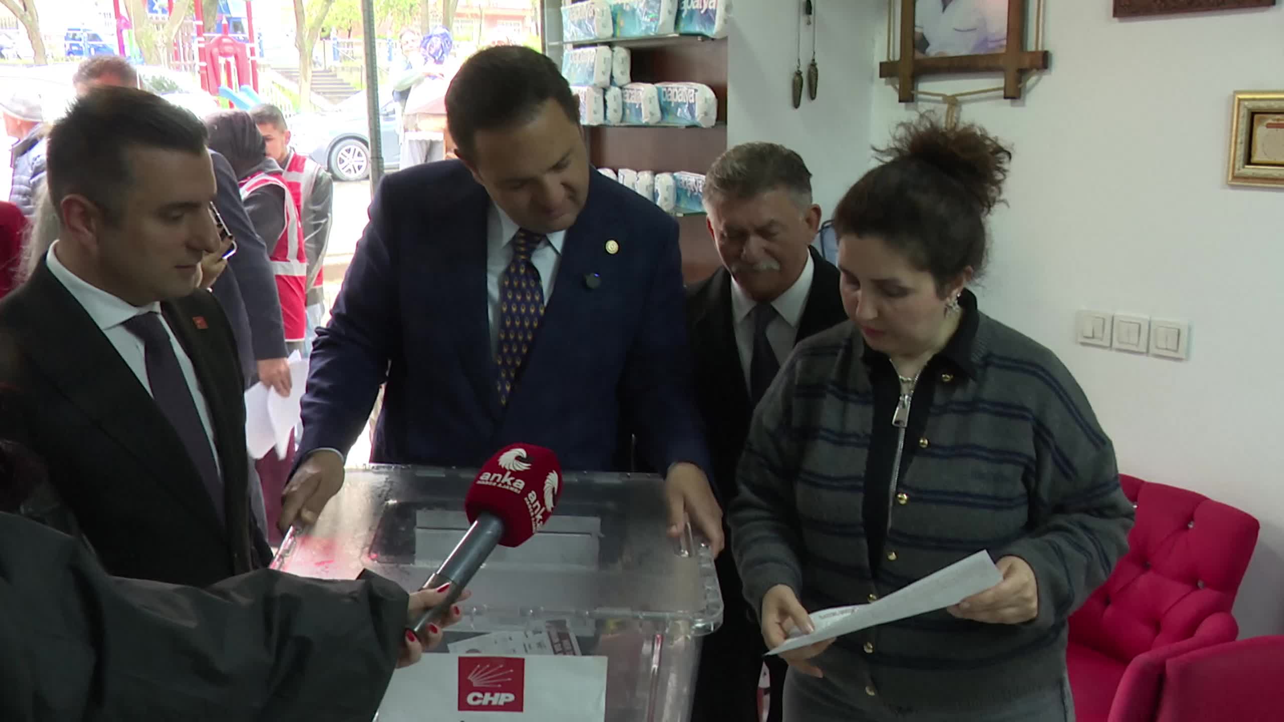 CHP 81 ilde sahada...  CHP'li Akdoğan: Tek başına iktidar hedefine oynayacağız. Türkiye İttifakı'yla kucaklaşarak yepyeni bir ülkeyi yeniden ayağa kaldıracağız