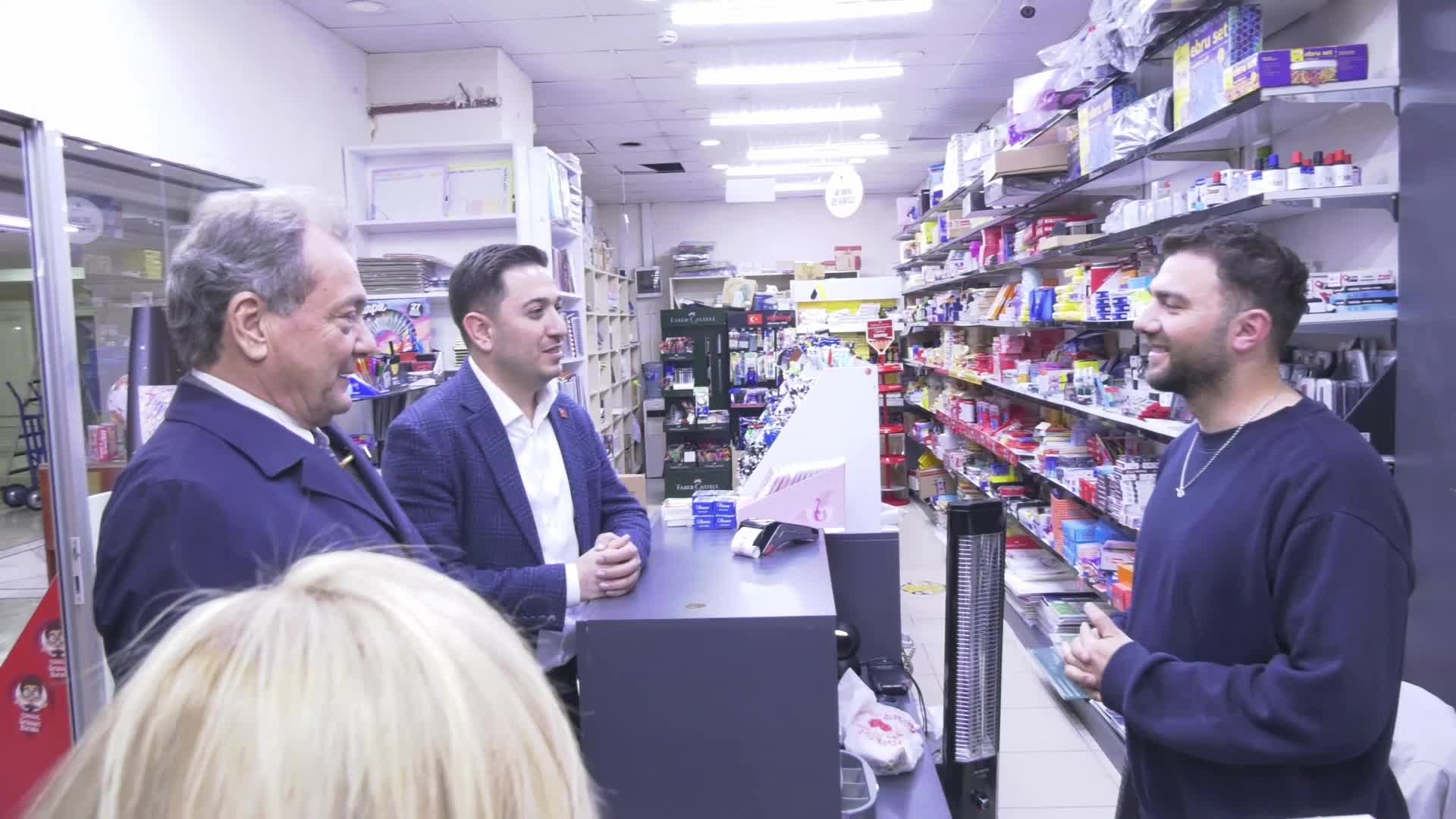 CHP 81 ilde sahada... CHP'li Türkmen, Çankaya'da esnafı dinledi, pazar esnafı, "Merak ettiğim şu, bu enflasyon neye göre hesaplanıyor?"