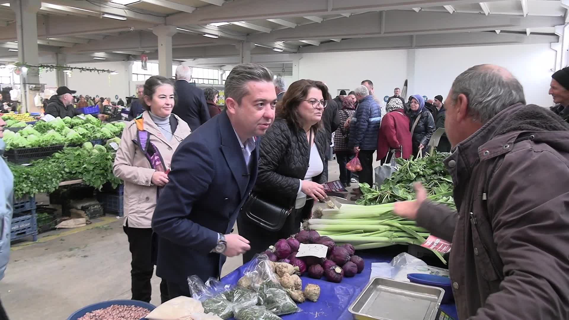 CHP 81 ilde sahada... Partililer Bilecik'teki kapalı pazarda yurttaşlarla bir araya geldi