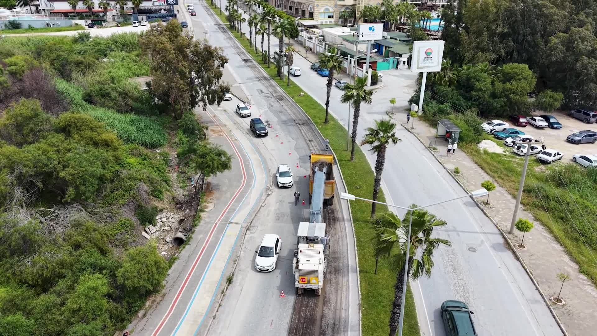 Manavgat Belediyesi’nden Turizm Caddesi’nde asfalt yenileme çalışması