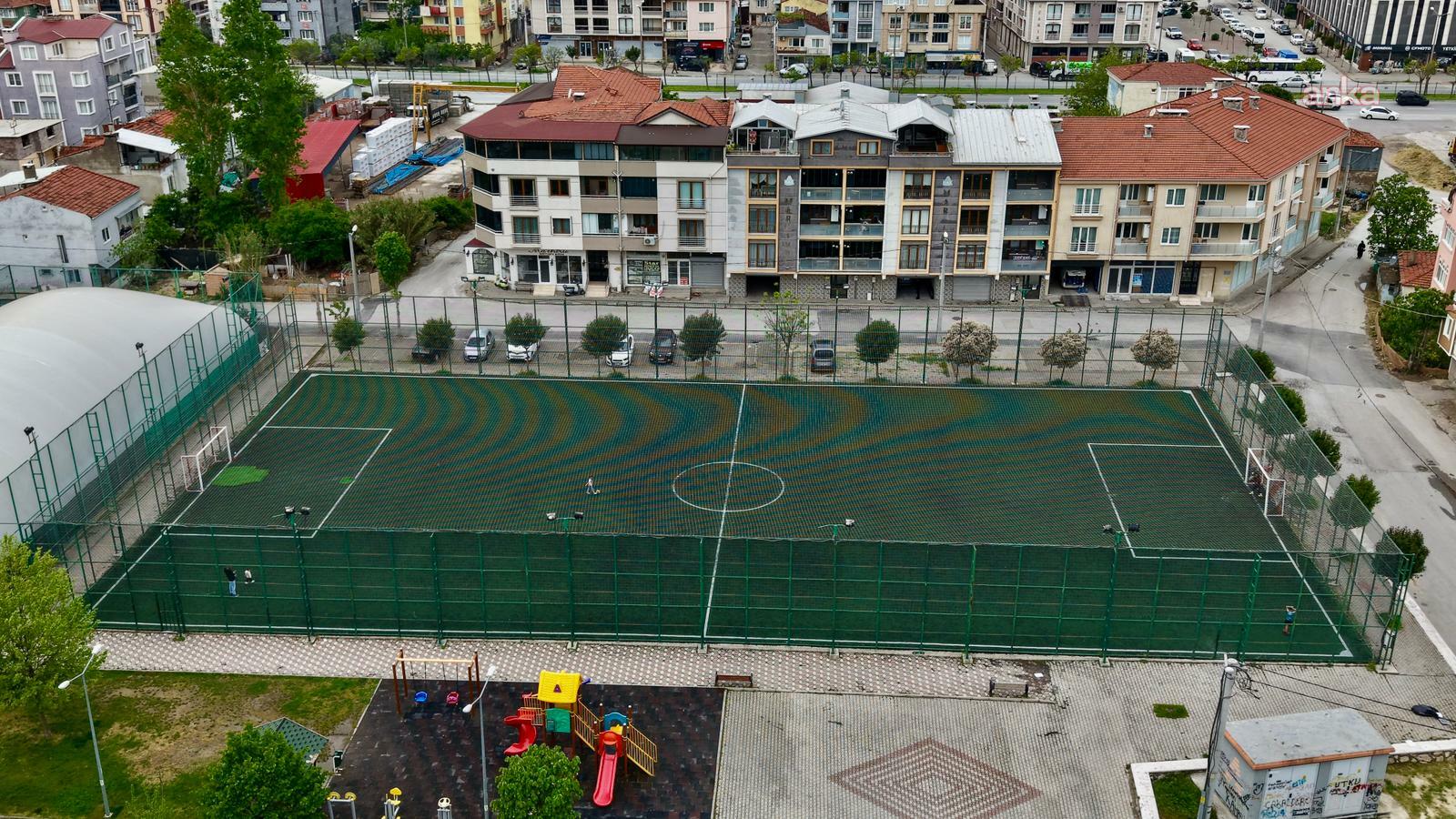 Gemlik'te halı sahalar yenilendi