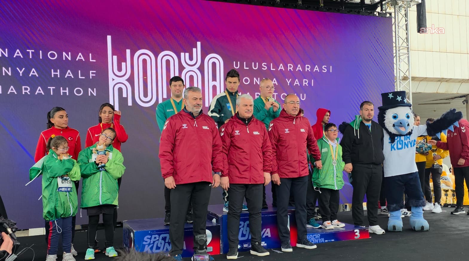 Keçiören Belediyesi'nin özel sporcularından Konya Yarı Maratonu’nda kürsü başarısı