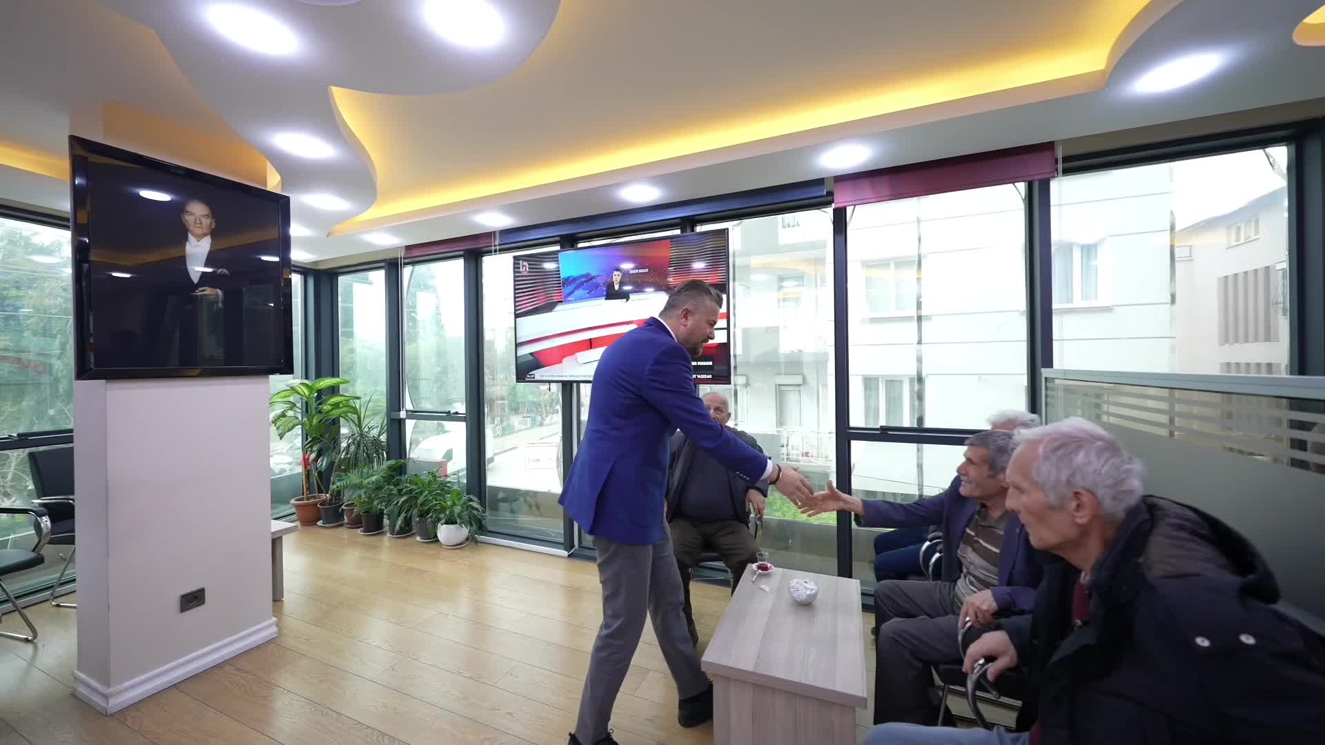 CHP 81 ilde sahada... Buca'da Başkan Duman ve Milletvekili Yücel, sokağın sesini dinledi
