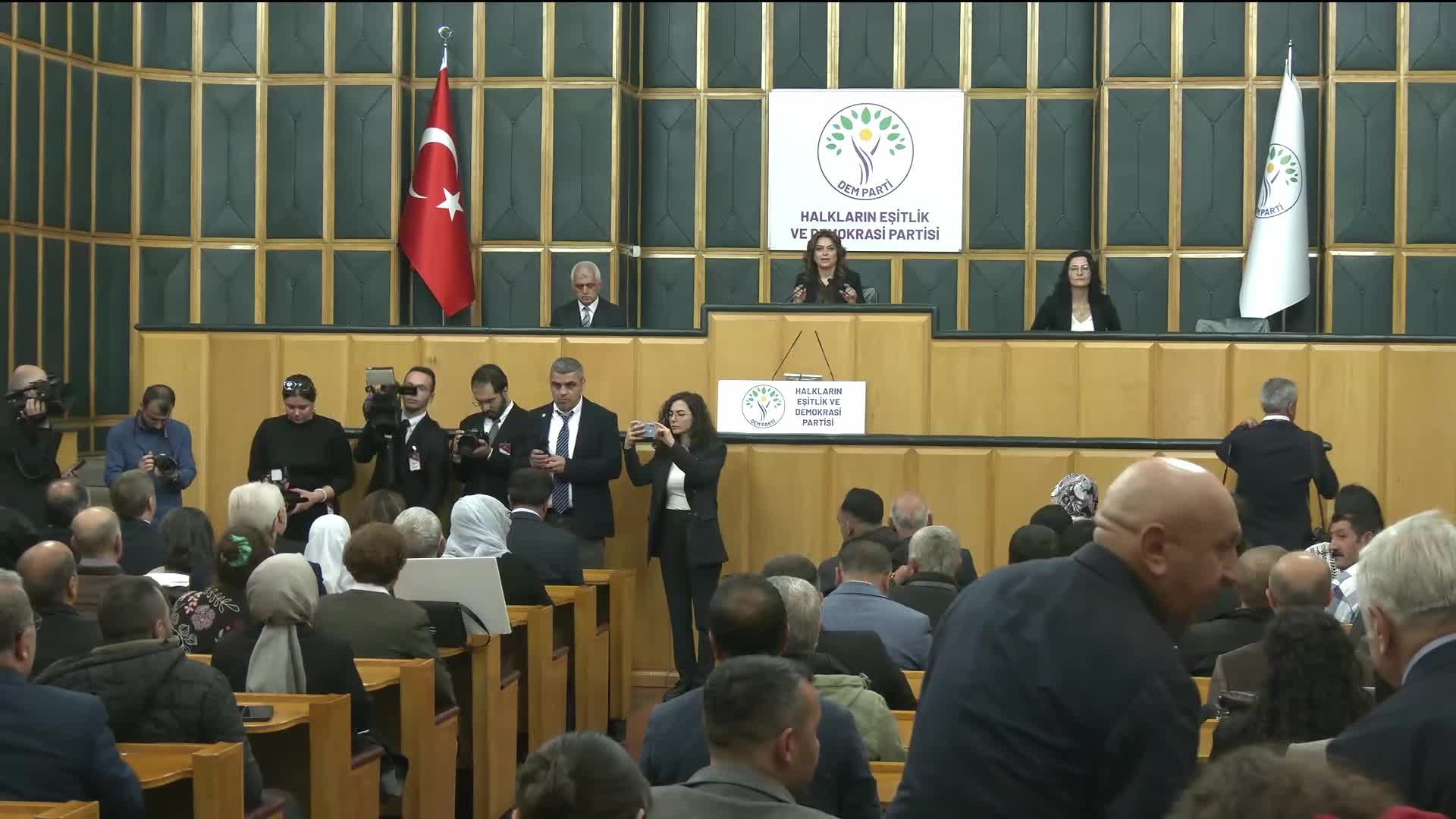 DEM Parti Grup Toplantısı...  Tuncer Bakırhan: "Tarih cesaret edenleri yazar, buyurun tarih yazalım Sayın Erdoğan"
