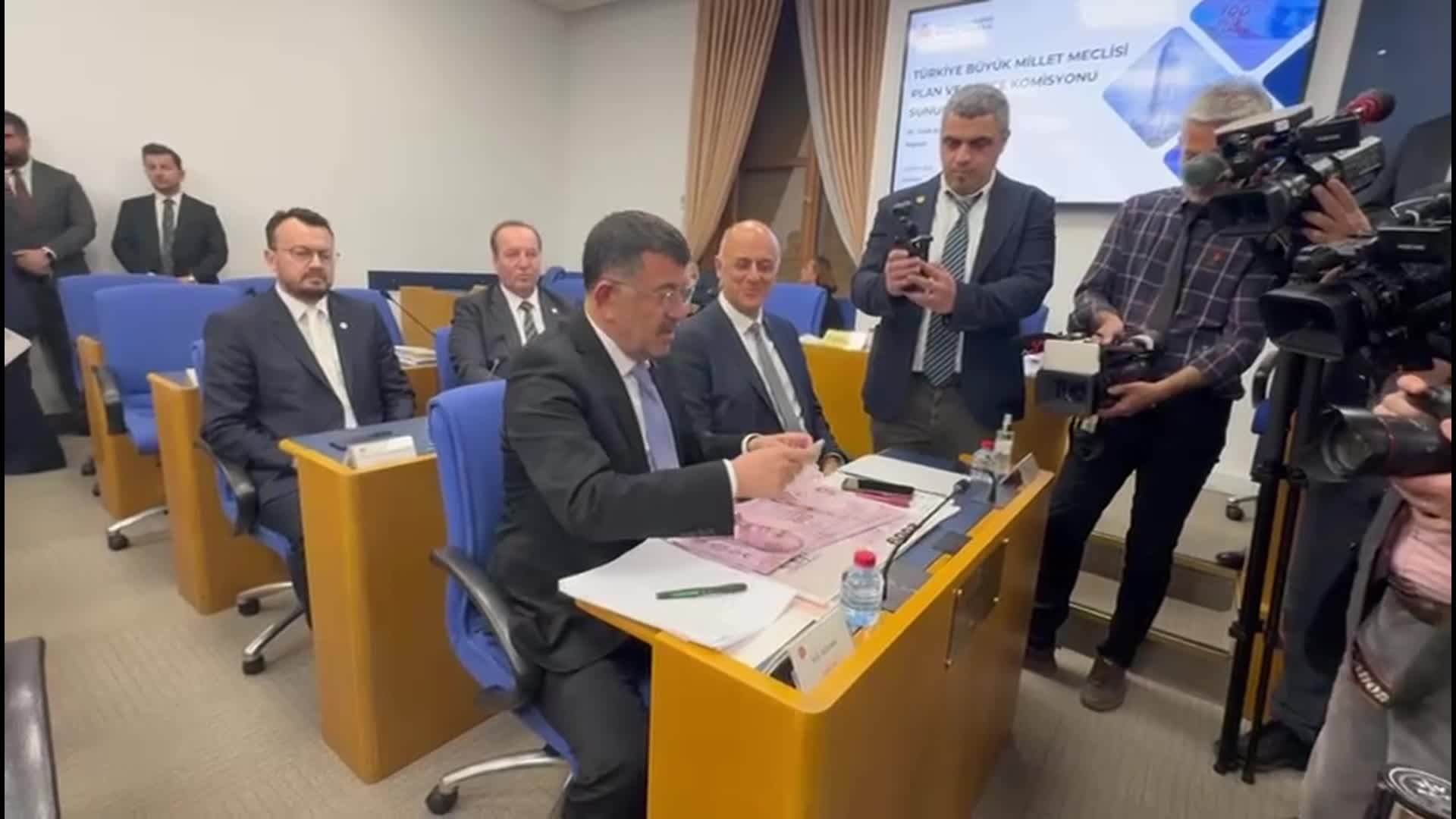 CHP'li Ağbaba, iktidarın ekonomi politikalarını, üzerinde Bakan Şimşek'in resminin basılı olduğu temsili 5 bin liralık banknotla eleştirdi