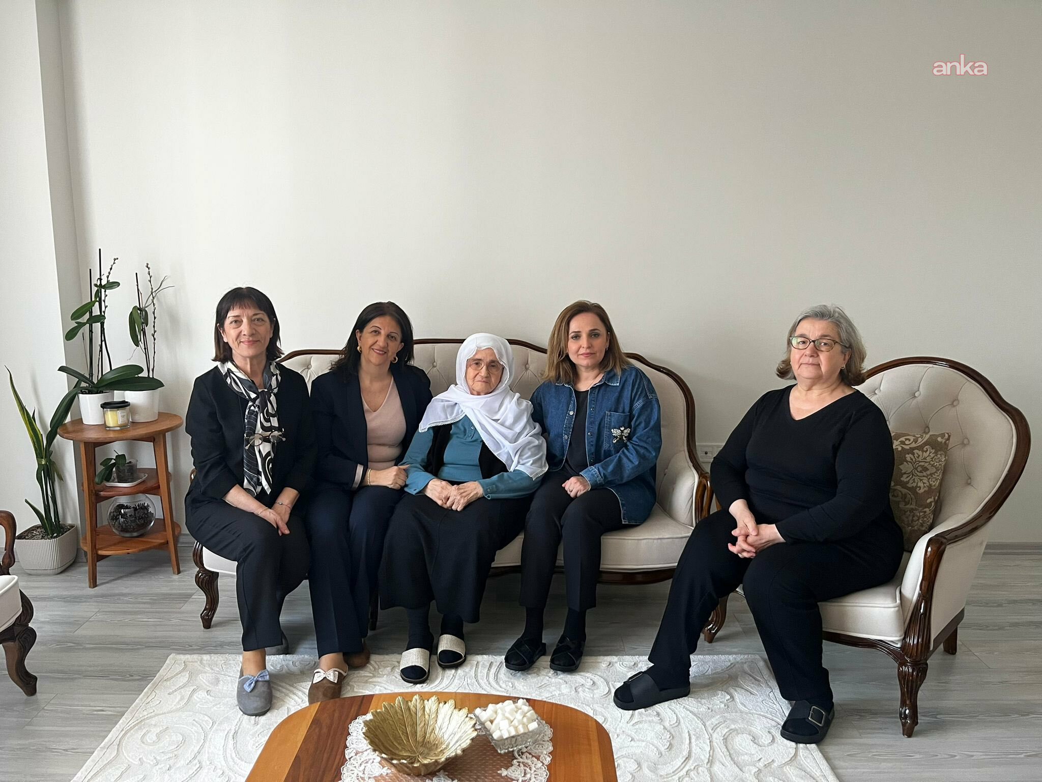 Pervin Buldan, Ayşegül Doğan ve Gülten Kaya, Sırrı Süreyya Önder'in annesini ziyaret etti